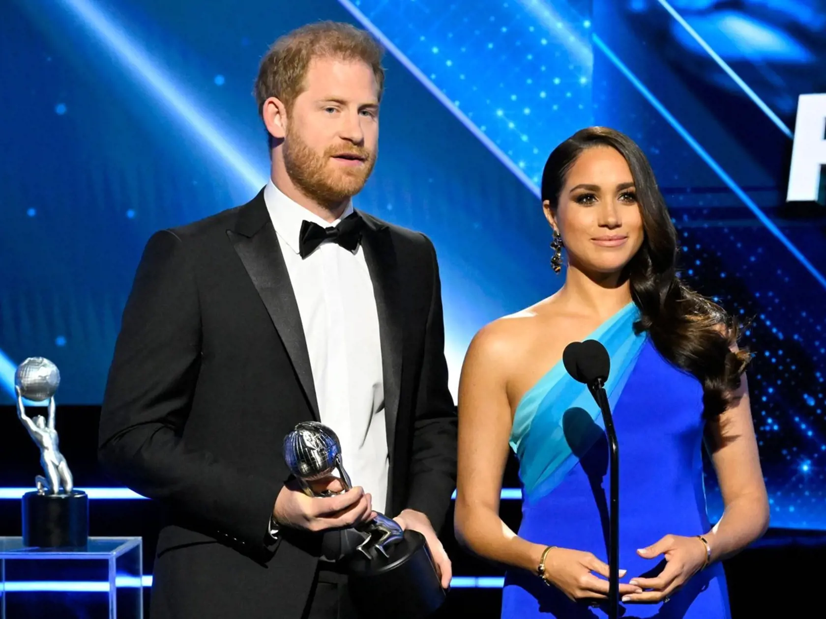 Princ Harry a Meghan Markle si preberajú cenu na NAACP Image Awards v Los Angeles.
