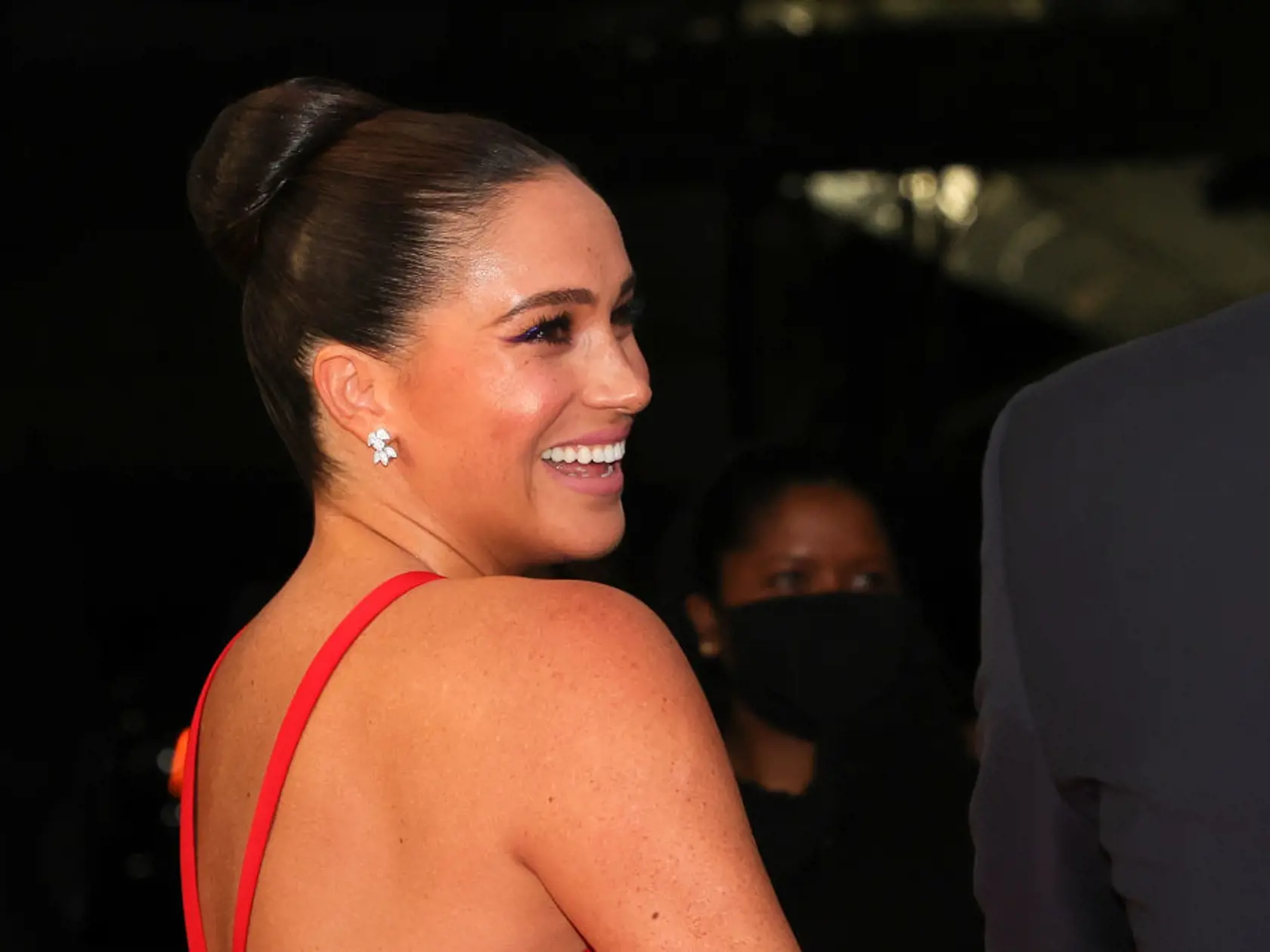 Meghan Markl zaujalav ohnivo červených šatách.