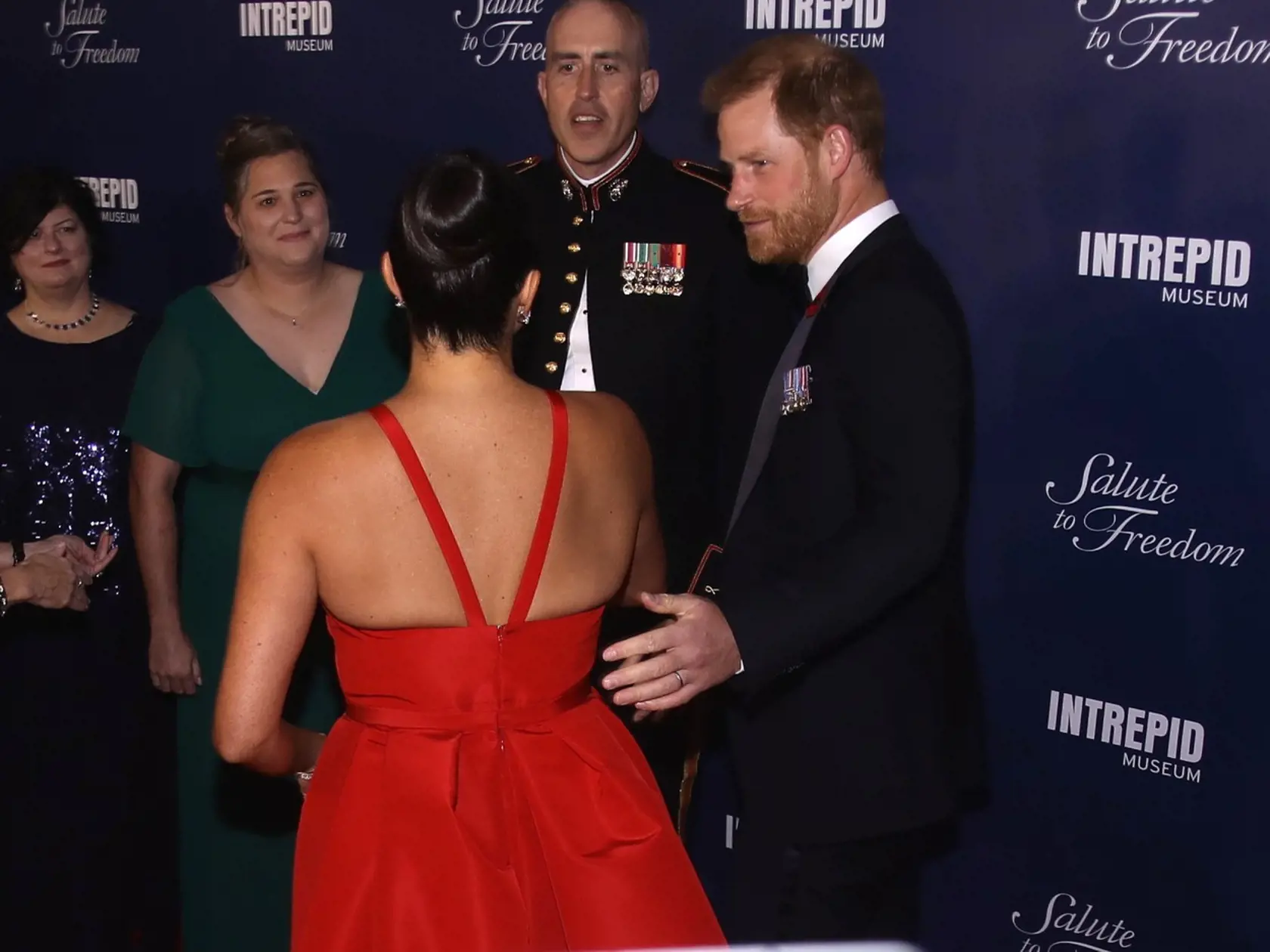 Jej manžel princ Harry pôsobil po jej boku omnoho skromnejšie. Na akciu si zvolil smoking, ktorý doplnil o červený vlčí mak, ktorý je symbolom práve dňa vojnových veteránov.