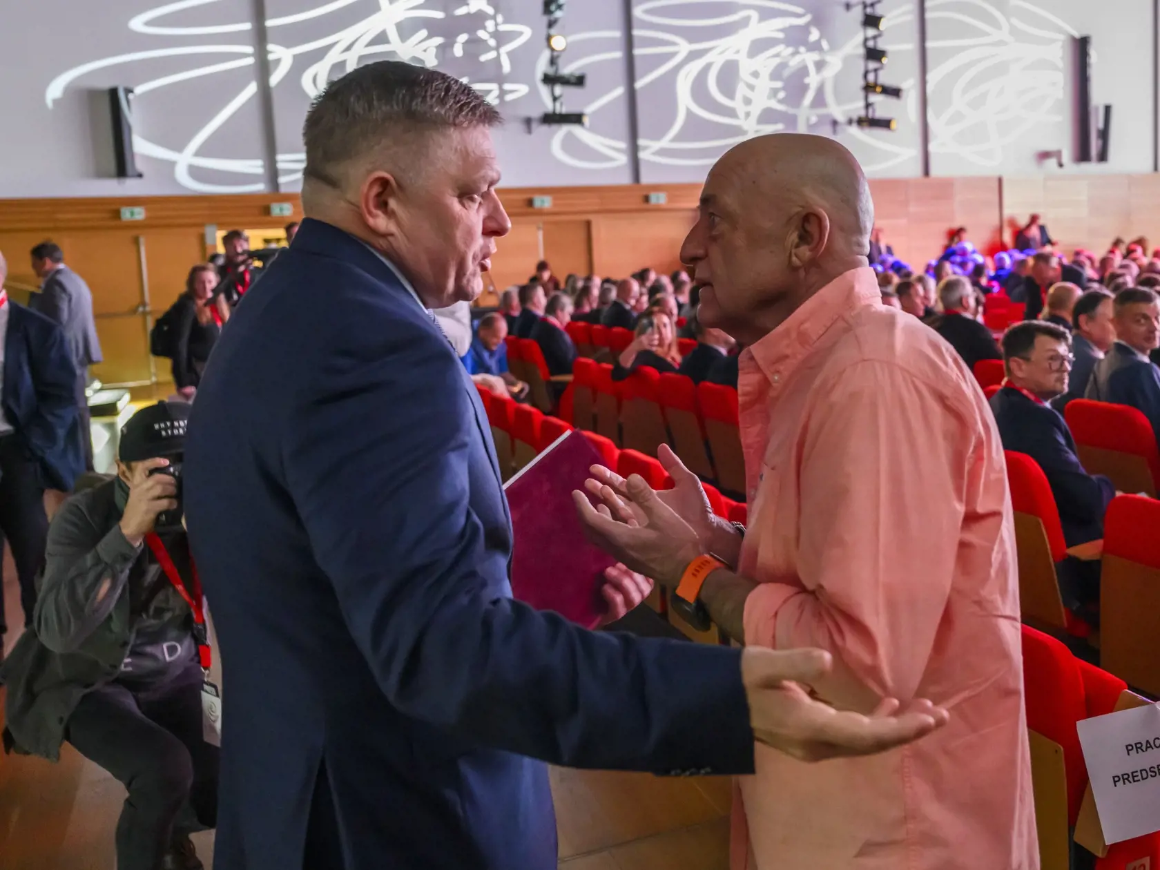 Na snímke zľava predseda Smer-SD Robert Fico a Fedor Flašík počas snemu strany Smer-SD v piatok 17. novembra 2023 v Bratislave. FOTO TASR - Jaroslav Novák