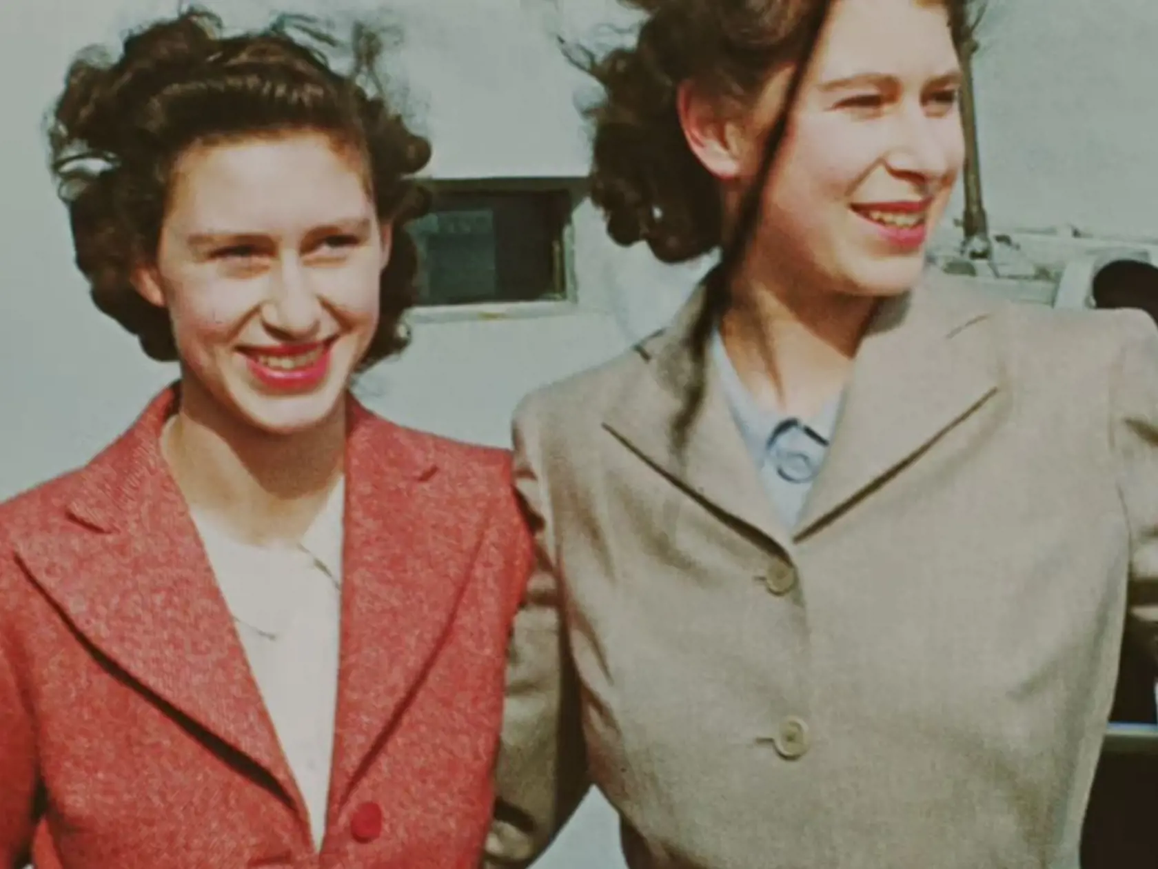 Videá ukazujú sestry princeznú Elizabeth a princeznú Margaret uvoľnenejšie počas prestávky v Južnej Afrike.