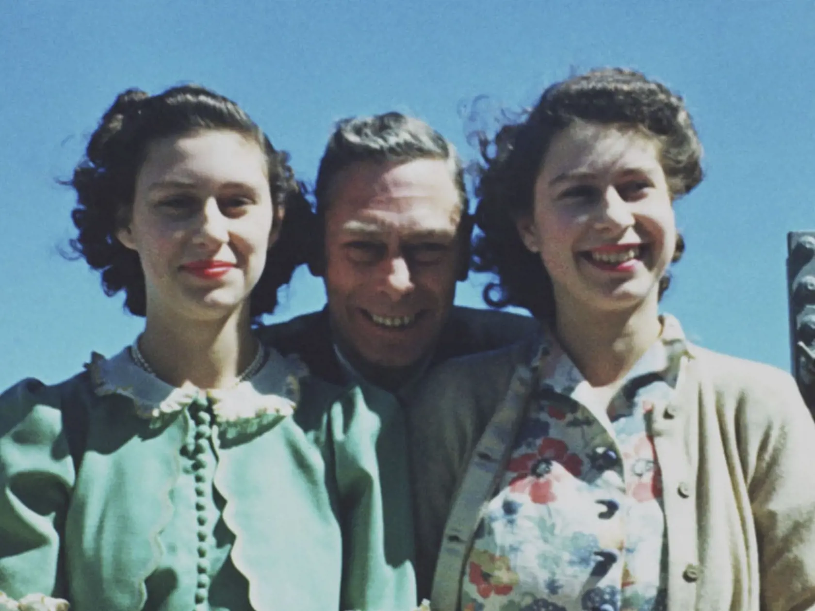 Kráľovná Alžbeta (vpravo) pózuje na fotografii so svojim otcom kráľom Jurajom a sestrou Margareth. Fotografie, ktoré sa podarilo televízii BBC získať, pochádzajú zo súkromných archívov kráľovskej rodiny.