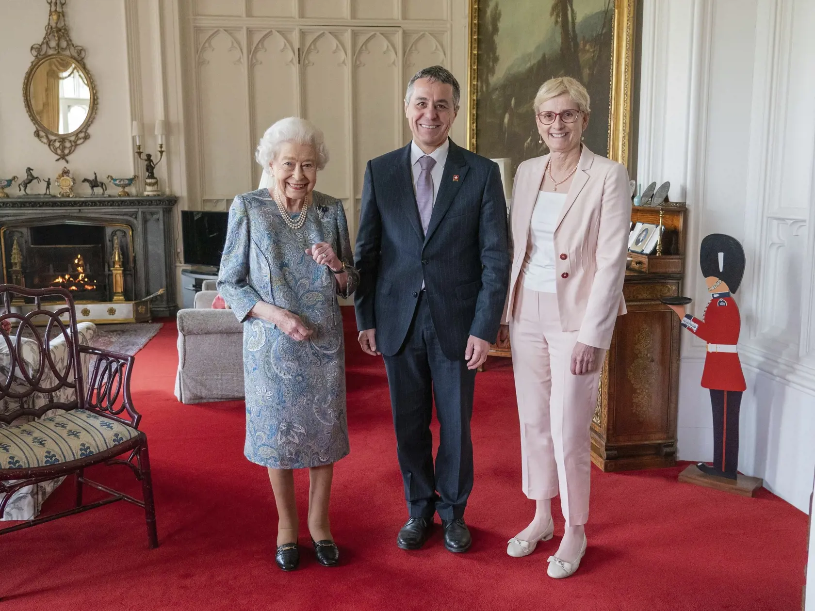 WA 5 Windsor - Na snímke zľava britská kráľovná Alžbeta II., švajčiarsky prezident Ignazio Cassis a jeho manželka Paola Cassisová pózujú počas audiencie na Windsorskom hrade vo štvrtok 28. apríla 2022. FOTO TASR/AP   

Britain's Queen Elizabeth II receives the President of Switzerland Ignazio Cassis and his wife Paola Cassis during an audience at Windsor Castle in Windsor, England, Thursday, April 28, 2022. (Dominic Lipinski/Pool Photo via AP)