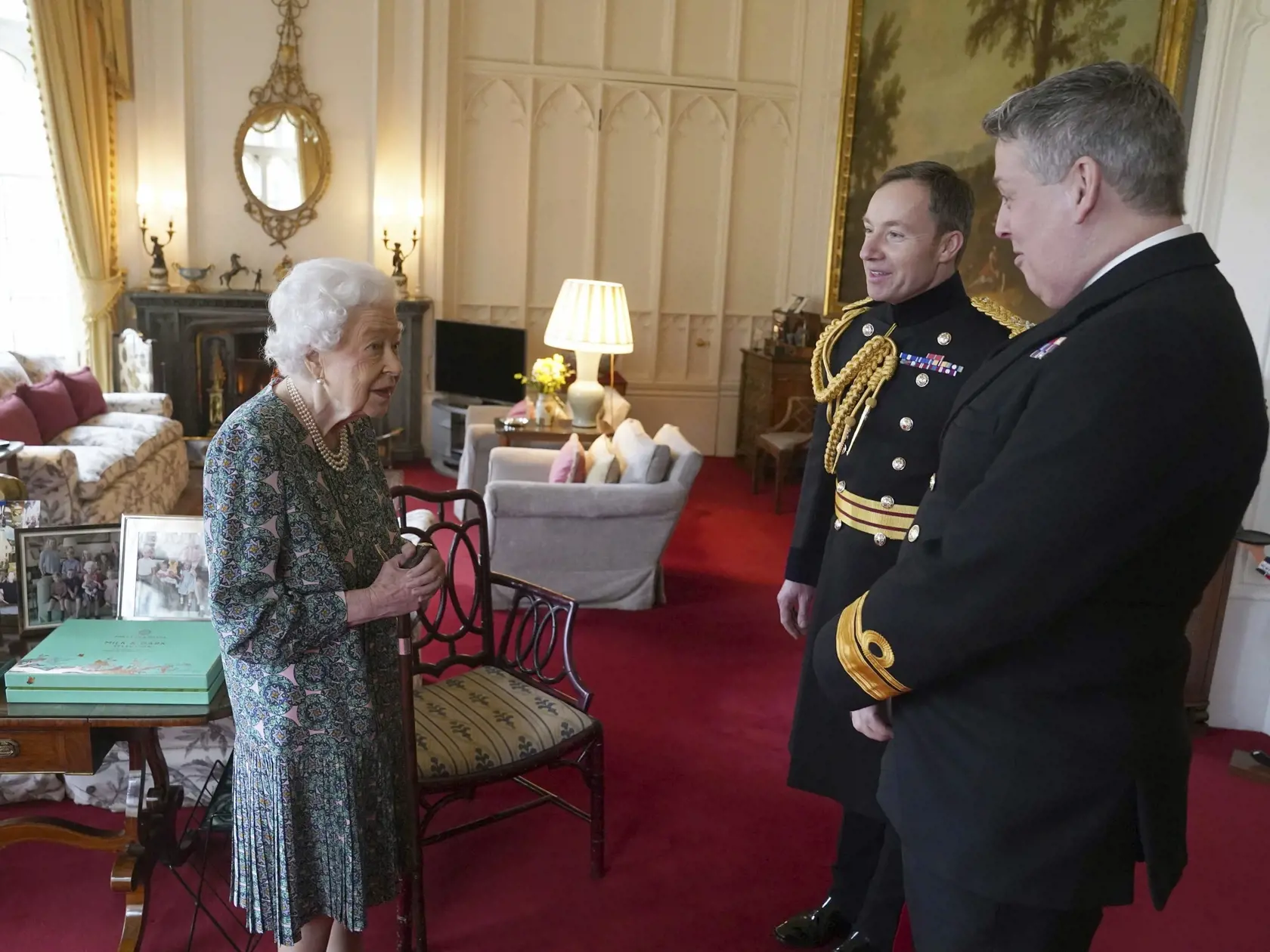 WA 44 Windsor - Britská kráľovná Alžbeta II. (vľavo) počas stretnutia s dvoma vysokopostavenými dôstojníkmi kráľovských námorných síl na Windsorskom hrade v stredu 16. februára 2022. Kráľovná absolvovala prvé oficiálne stretnutia odvtedy, čo bola pod lekárskym dohľadom v dôsledku obáv, že sa mohla minulý týždeň nakaziť koronavírusom. Obavy vyvolalo, keď panovníčkin najstarší syn a dedič trónu princ Charles mal už druhýkrát pozitívny test na koronavírus, a to len dva dni po stretnutí s 95-ročnou 