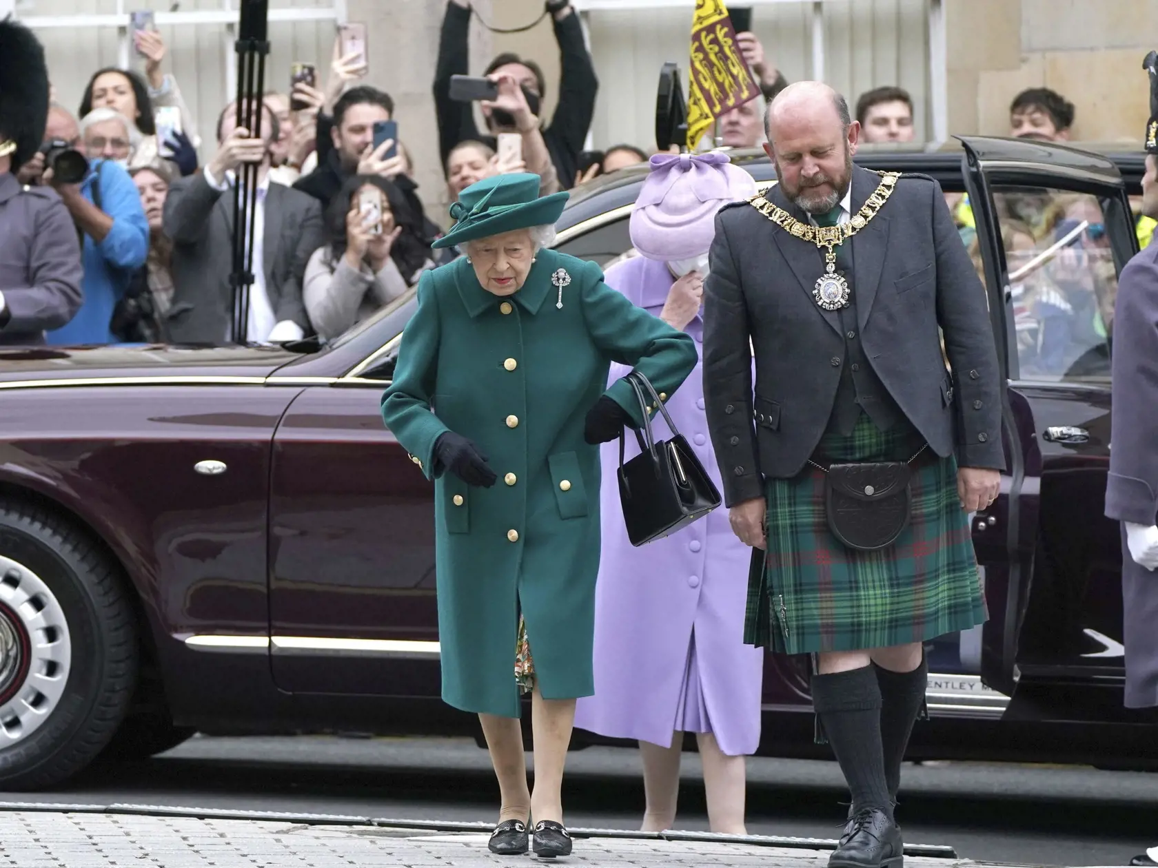 JB 17 Edinburgh - Britská kráľovná Alžbeta II. prichádza do škótskeho parlamentu v Edinburghu 2. októbra 2021, kde vystúpi s príhovorom na ustanovujúcom zasadnutí škótskeho parlamentu, ktorý vzišiel z májových volieb. FOTO TASR/AP 

Queen Elizabeth II, center, arrives at the Scottish Parliament in Edinburgh, where she will deliver a speech in the debating chamber to mark the official start of the sixth session of Parliament, in Edingurgh, Scotland, Saturday, Oct. 2, 2021. (Andrew Milligan/via AP
