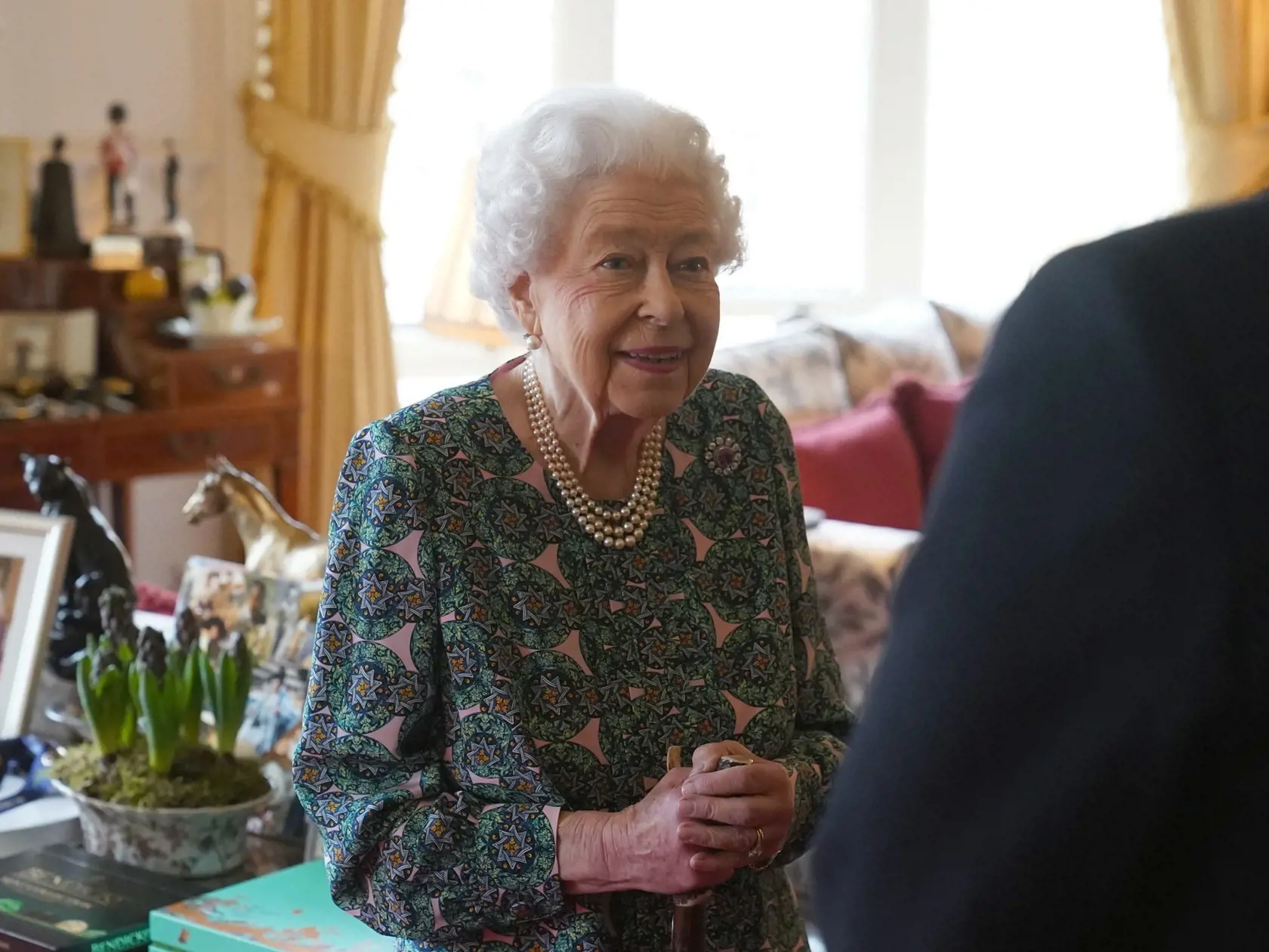 PK 35 archív Windsor - Na archívnej snímke zo 16. februára 2022 britská kráľovná Alžbeta II. reaguje počas audiencie s odchádzajúcim a nastupujúcim tajomníkom ministerstva obrany na Windsorskom hrade. Alžbeta II., ktorá mala v nedeľu 20. februára pozitívny test na koronavírus, v utorok 22. februára zrušila plánované on-line schôdzky, pretože stále pociťuje mierne príznaky ochorenia podobné prechladnutiu. FOTO TASR/AP

FILE - Queen Elizabeth II speaks during an audience at Windsor Castle where sh