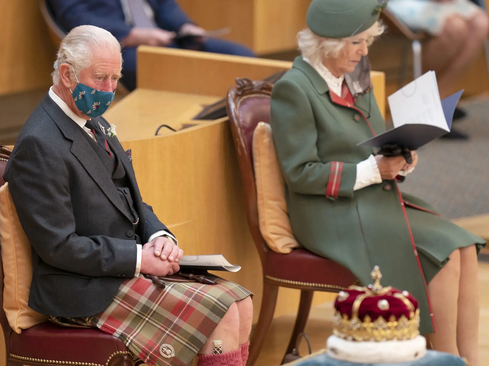 JB 26 Edinburgh - Britský princ Charles a Camilla, vojvodkyňa z Cornwallu sedia v škótskom parlamente v Edinburghu 2. októbra 2021, kde britská kráľovná Alžbeta II. vystúpi s príhovorom na ustanovujúcom zasadnutí škótskeho parlamentu, ktorý vzišiel z májových volieb. FOTO TASR/AP 

Britain's Prince Charles and Camilla, Duchess of Cornwall, right, sit in the debating chamber to mark the official start of the sixth session of the Scottish Parliament, in Edinburgh, Scotland, Saturday, Oct. 2, 2021.