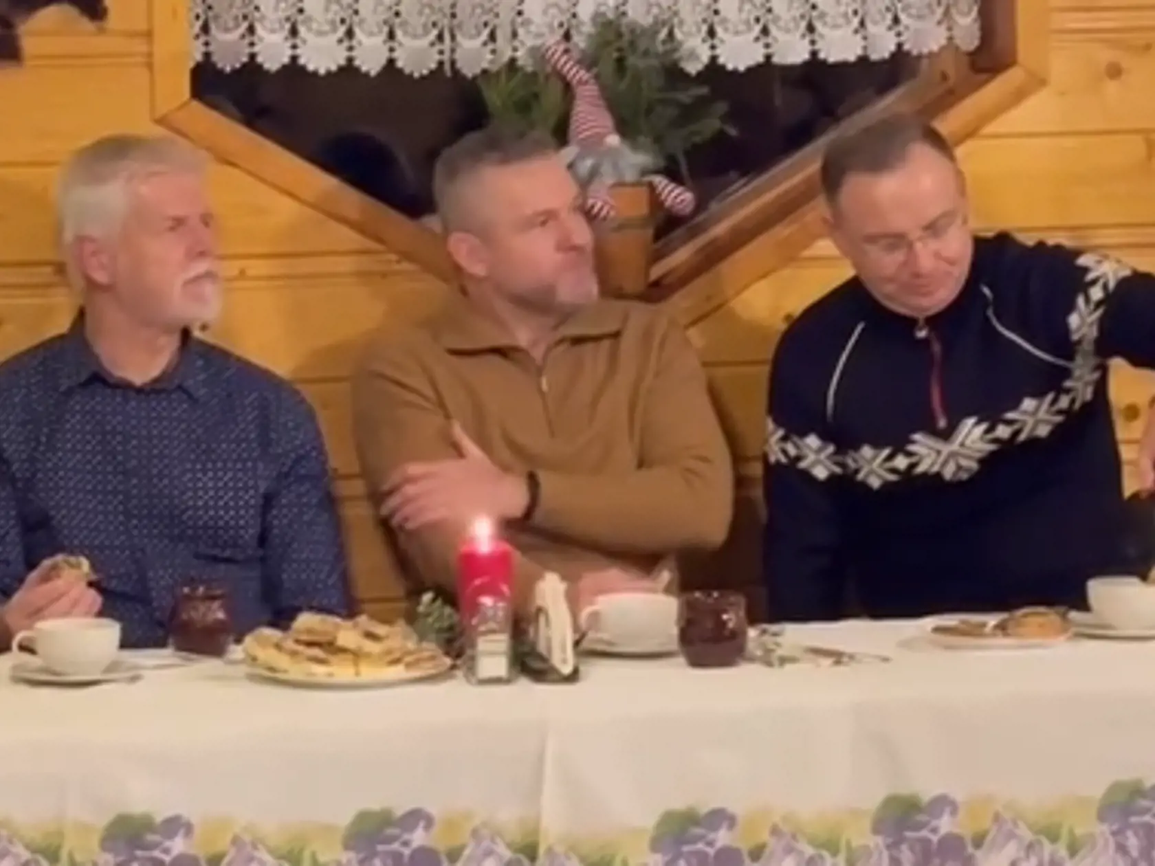 V útulnej izbietke a v obklopení kožušín si prezident V4 vychutnali teplé nápoje a vymenili priateľské názory.