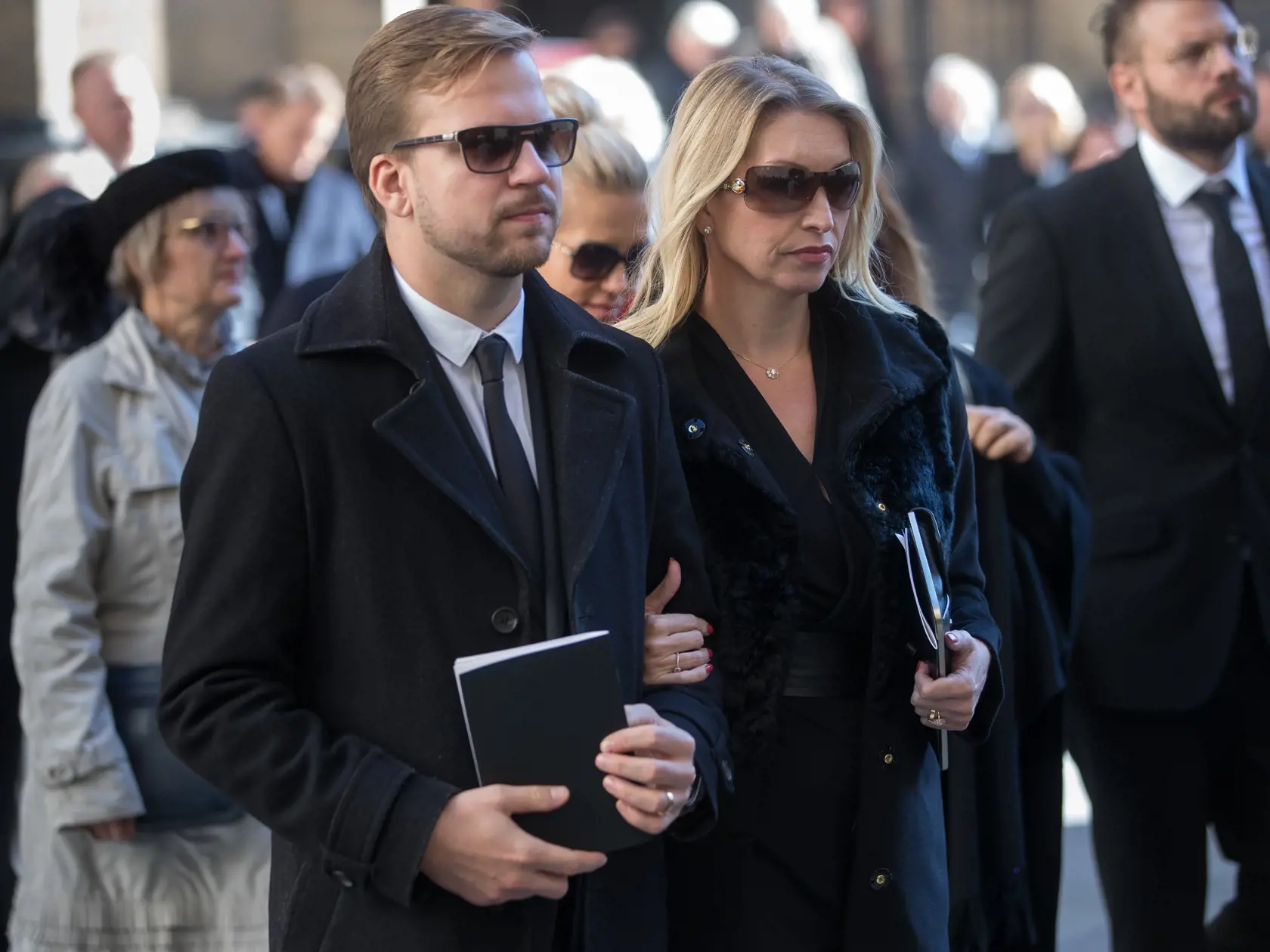 Zádušná omša za zosnulého Karla Gotta v chráme Svätého Víta na Pražskom hrade. S hudobnou legendou sa prišlo rozlúčiť množstvo známych osobností kultúrneho a verejného života. Na snímke je spevák Martin Chodúr s partnerkou.