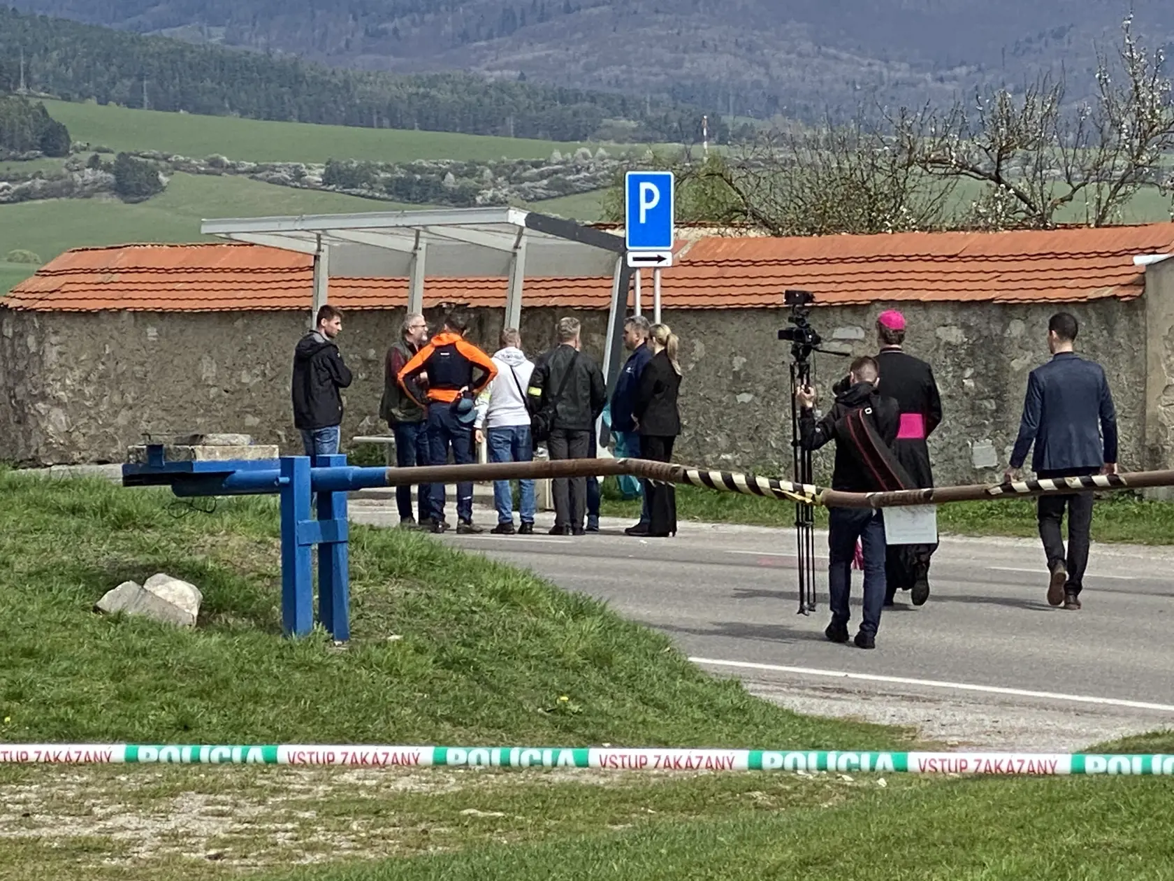 Na miesto tragédie prišli aj dvaja otcovia obetí.
