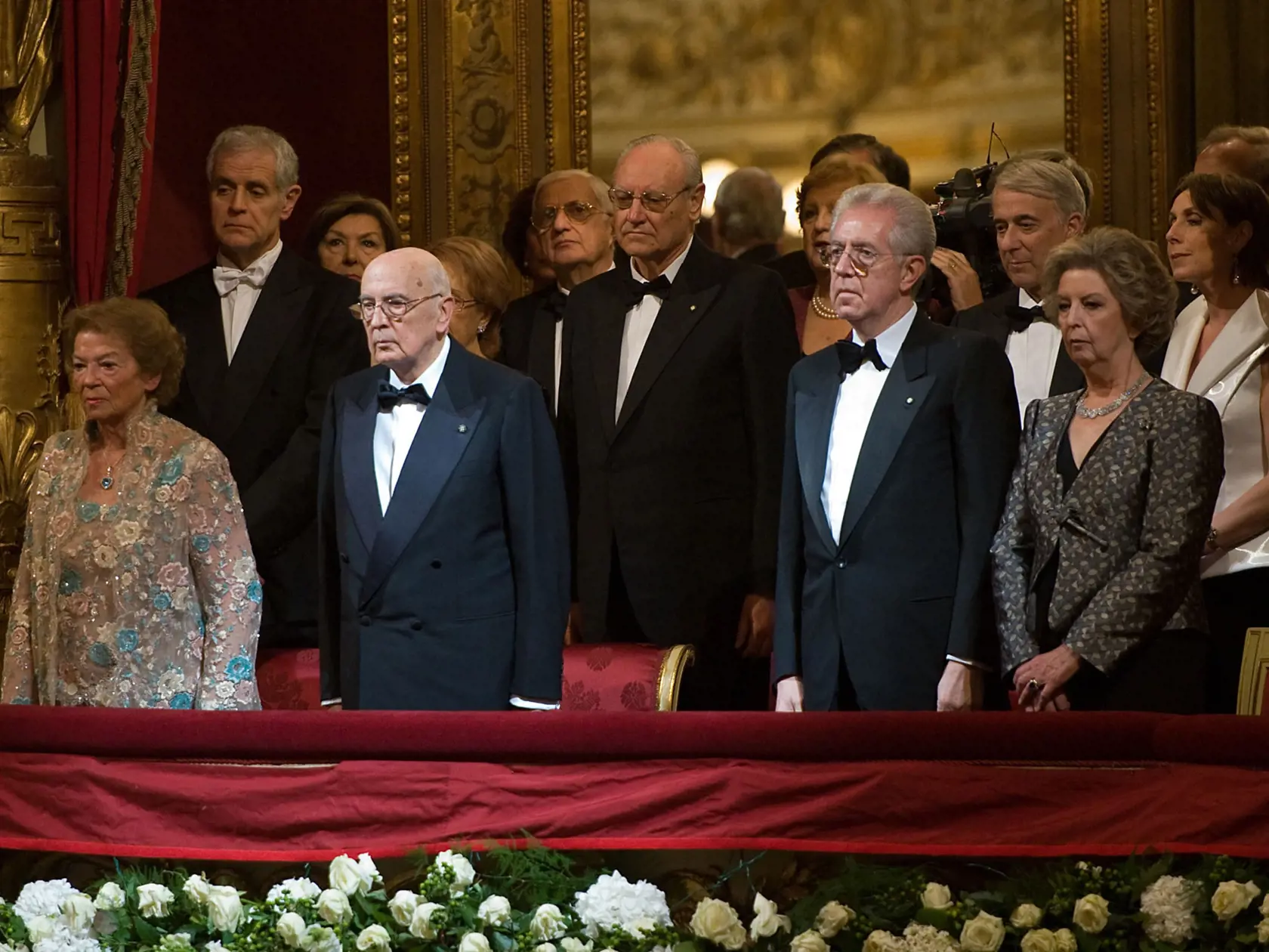 7.decembra 2011: Talianska opera La Scala, operrnej dive ruského pôvodu Anne Netrebko tlieskajú taliansky prezident Giorgio Napolitano (druhý vľavo), jeho manželka Clio (vľavo), nový taliansky premiér Mario Monti (druhý sprava) a jeho manželka Elsa na otváracom predstavení novej sezóny milánskej opernej scény,