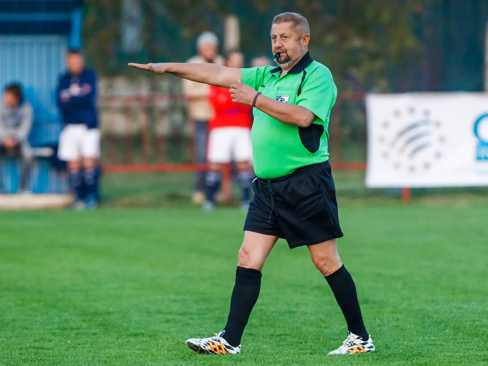 Exhibičný futbalový zápas celebrít pod názvom Československý lev, ktorý sa uskutočnil vo Veľkých Bieliciach. Na snímke rozhodca zápasu Štefan Harabin.
