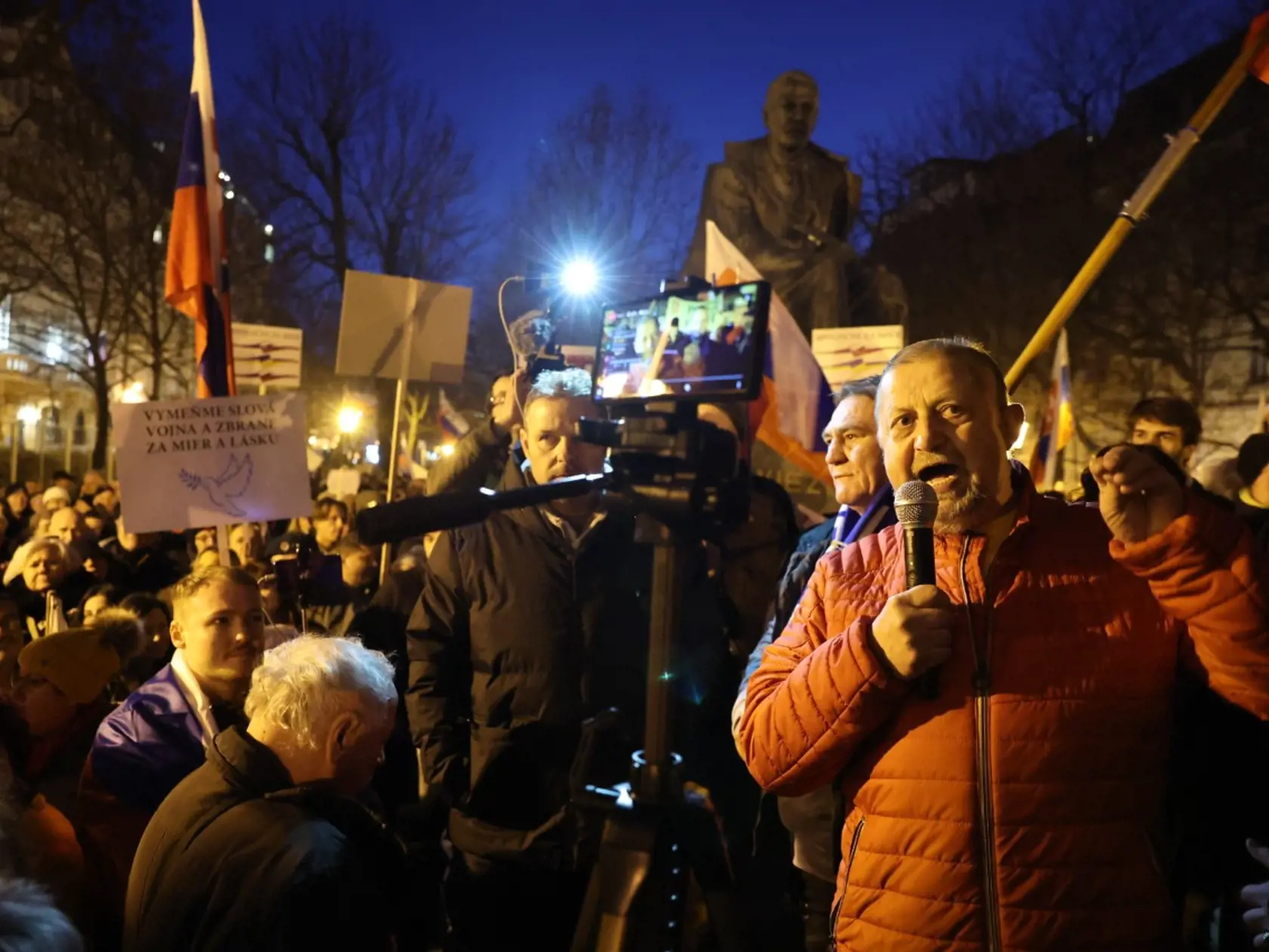 Protestujúci dav skanduje „Amerika, choďte domov!“, či "Špinaví proamerickí". Podľa odhadov bolo prítomných vyše 5-tisíc demonštrantov. Na proteste sa objavil aj bývalý minister spravodlivosti a exšéf Najvyššieho súdu Štefan Harabin (s mikrofónom v ruke).
