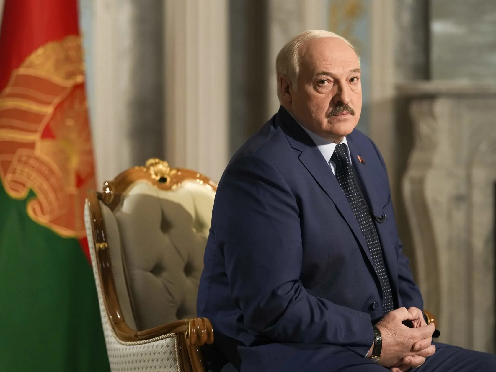 WA 33 Minsk - Bieloruský prezident Alexandr Lukašenko počúva otázky počas rozhovoru s americkou agentúrou Associated Press v Minsku vo štvrtok 5. mája 2022. FOTO TASR/AP    

Belarus President Alexander Lukashenko listens to questions during an interview with The Associated Press at the Independence Palace in Minsk, Belarus, Thursday, May 5, 2022. (AP Photo/Markus Schreiber)