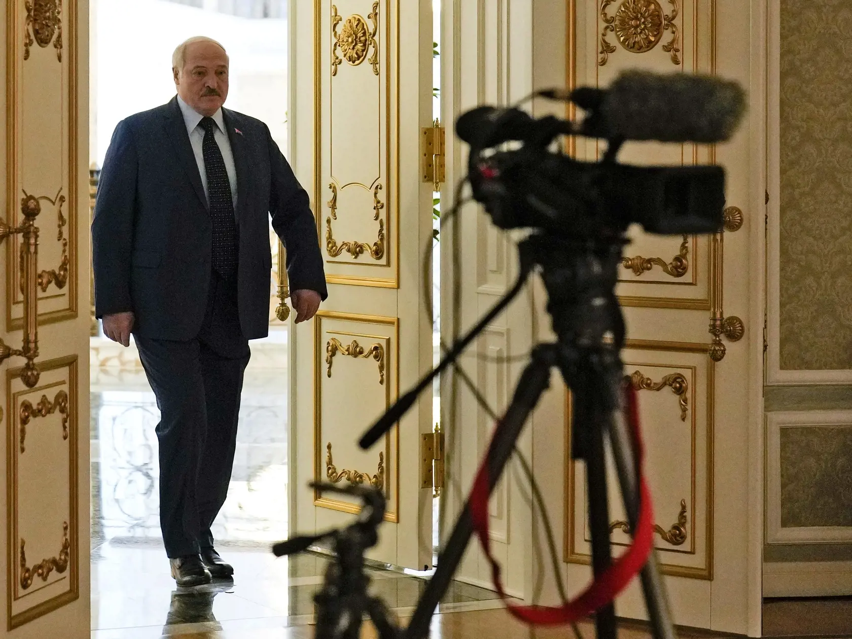 WA 52 Minsk - Bieloruský prezident Alexandr Lukašenko prichádza na rozhovor s americkou agentúrou Associated Press v Minsku vo štvrtok 5. mája 2022. FOTO TASR/AP    

Belarus President Alexander Lukashenko arrives for an interview with The Associated Press at the Independence Palace in Minsk, Belarus, Thursday, May 5, 2022. (AP Photo/Markus Schreiber)