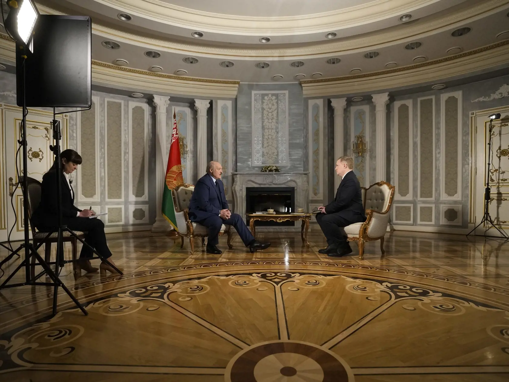 WA 54 Minsk - Bieloruský prezident Alexandr Lukašenko (uprostred) odpovedá na otázky Iana Phillipsa, viceprezidenta medzinárodného spravodajstva americkej agentúry The Associated Press (vpravo) v obrovskom luxusnom Paláci nezávislosti v Minsku vo štvrtok 5. mája 2022. FOTO TASR/AP 


Belarus President Alexander Lukashenko, center left, speaks during an interview with Ian Phillips, Vice President of International News of The Associated Press, right, at the Independence Palace in Minsk, Belarus, T