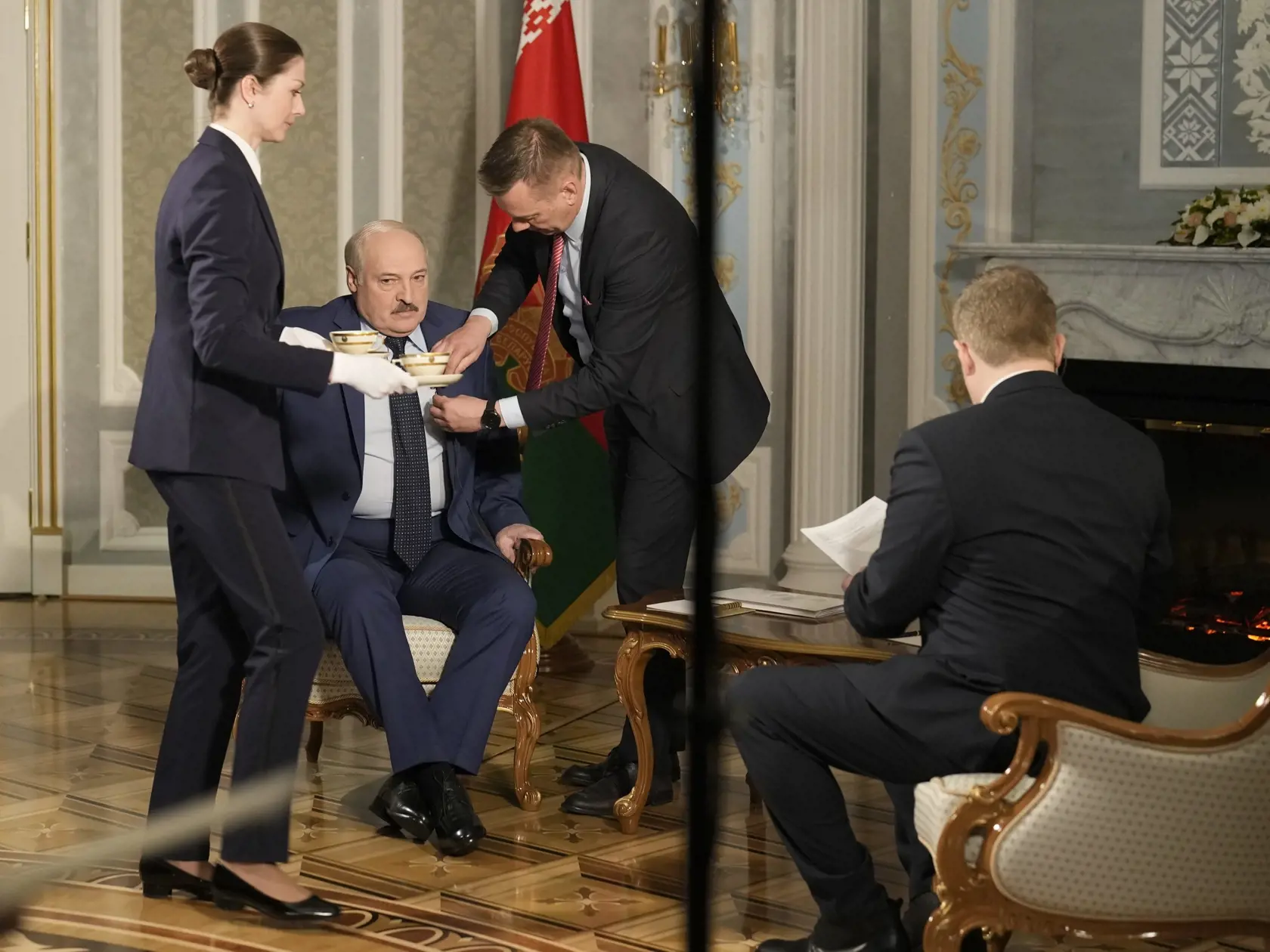 WA 53 Minsk - Bieloruský prezident Alexandr Lukašenko (vľavo) sa pripravuje na rozhovor s Ianom Phillipsom, viceprezidentom medzinárodného spravodajstva americkej agentúry The Associated Press (vpravo chrbtom ku kamere) v obrovskom luxusnom Paláci nezávislosti v Minsku vo štvrtok 5. mája 2022. FOTO TASR/AP 


Belarus President Alexander Lukashenko, left, gets prepared for an interview with Ian Phillips, Vice President of International News of The Associated Press, right with back to camera, at t