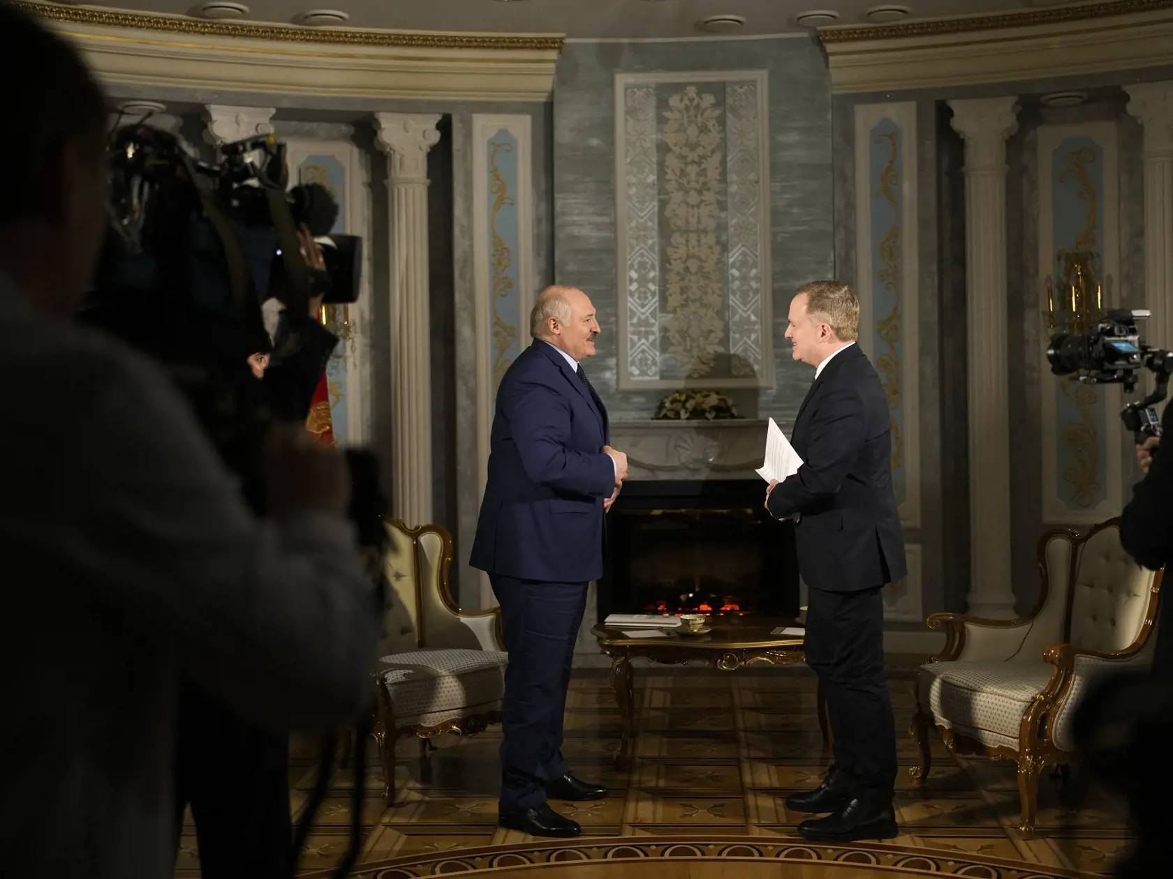 WA 55 Minsk - Bieloruský prezident Alexandr Lukašenko (vľavo) a Ian Phillips, viceprezident medzinárodného spravodajstva americkej agentúry The Associated Press (vpravo), sa rozprávajú po skončení rozhovoru v obrovskom luxusnom Paláci nezávislosti v Minsku vo štvrtok 5. mája 2022. FOTO TASR/AP 


Belarus President Alexander Lukashenko, center left, shares a word with Ian Phillips, Vice President of International News  of The Associated Press, after an interview at the Independence Palace in Mins