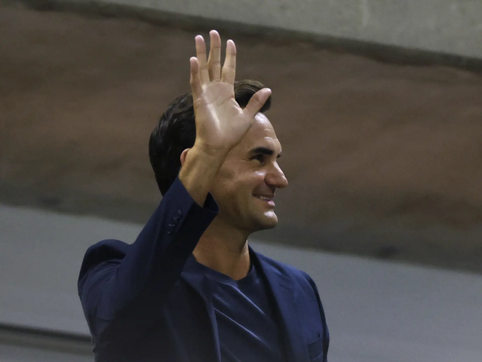 WA 30 New York - Bývalý švajčiarsky tenista Roger Federer zdraví divákov vo štvrťfinále ženskej dvojhry medzi olympijskou víťazkou Čchin-Wen Čeng z Číny a bieloruskou tenistkou Arinou Sobolenkovou na grandslamovom turnaji US Open v New Yorku v utorok 3. septembra 2024. Sobolenková zvíťazila 6:1, 6:2. FOTO TASR/AP

S Mirkou, ktorá v minulosti tiež hrala tenis, majú dve dcéry a dvoch synov - dvojičky Mylu a Charlene a dvojčatá Lea a Lennyho.
