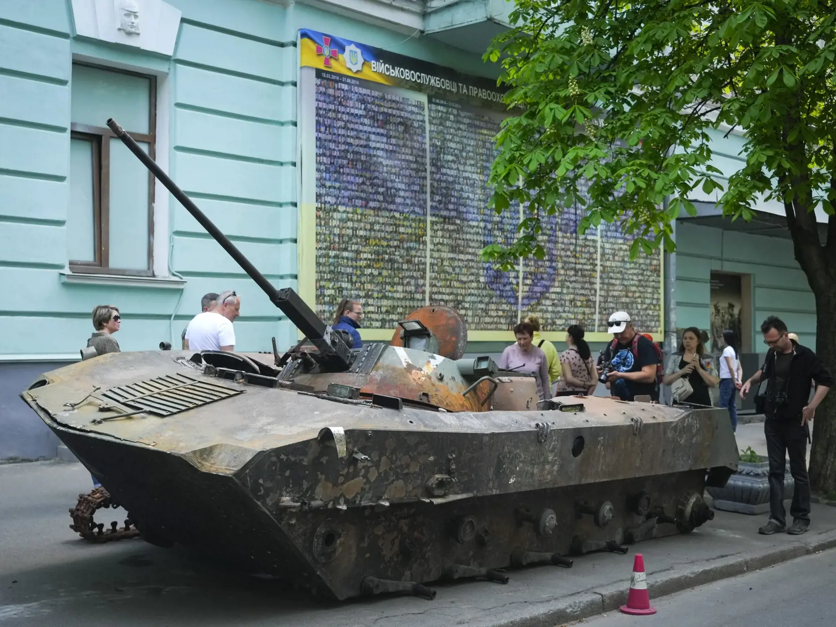 WA 11 Kyjev - Ľudia sa pozerajú na ruské armádne vozidlo zničené ukrajinskou armádou v Kyjeve počas 78. dňa ruskej invázie na Ukrajinu vo štvrtok 12. mája 2022. FOTO TASR/AP 

	
People look at a Russian military vehicle destroyed by the Ukrainian troops in a battle against the Russian invaders and taken to the capital as a reminder of war in Kyiv, Ukraine, Thursday, May 12, 2022.(AP Photo/Efrem Lukatsky)
