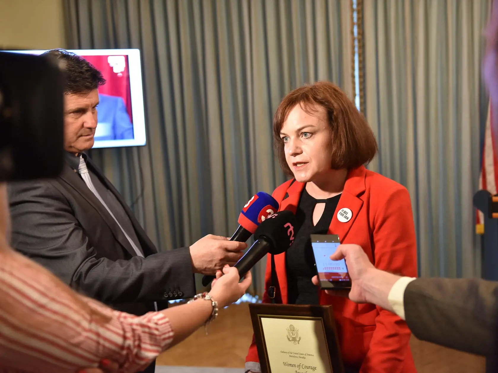 Zuzana Petková dostala od Veľvyslanectva USA na Slovensku cenu Žena s odvahou za jej neúnavné odhodlanie informovať slovenskú verejnosť a bojovať proti korupcii.