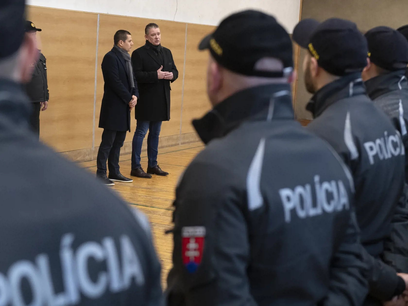 Na snímke v pozadí zľava prezident Policajného zboru Štefan Hamran a minister vnútra Roman Mikulec počas vyprevádzania skupiny  príslušníkov Policajného zboru na maďarsko-srbskú hranicu 9. januára 2023 v Bratislave.
