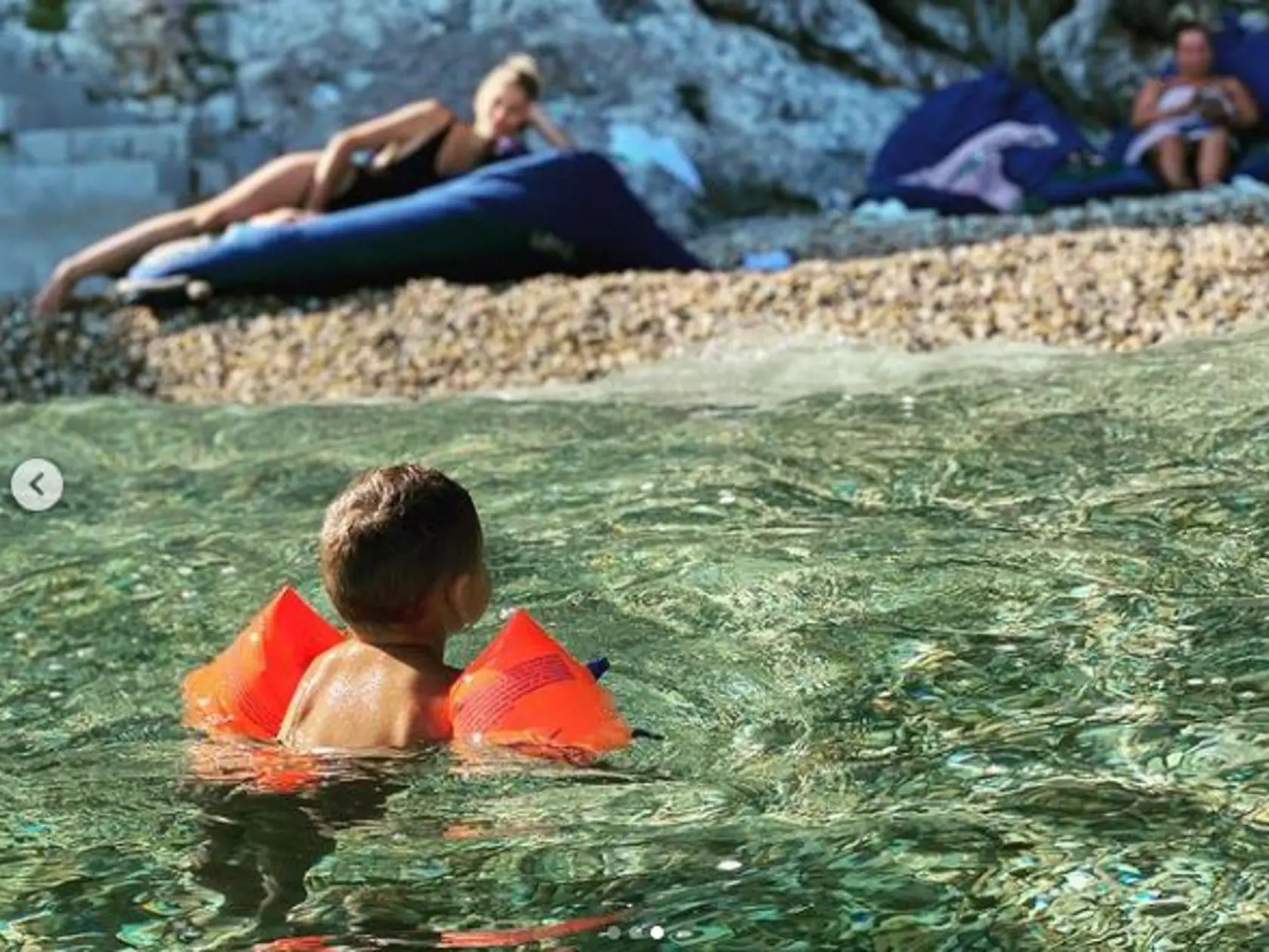 Rodinka si užíva na dovolenke.