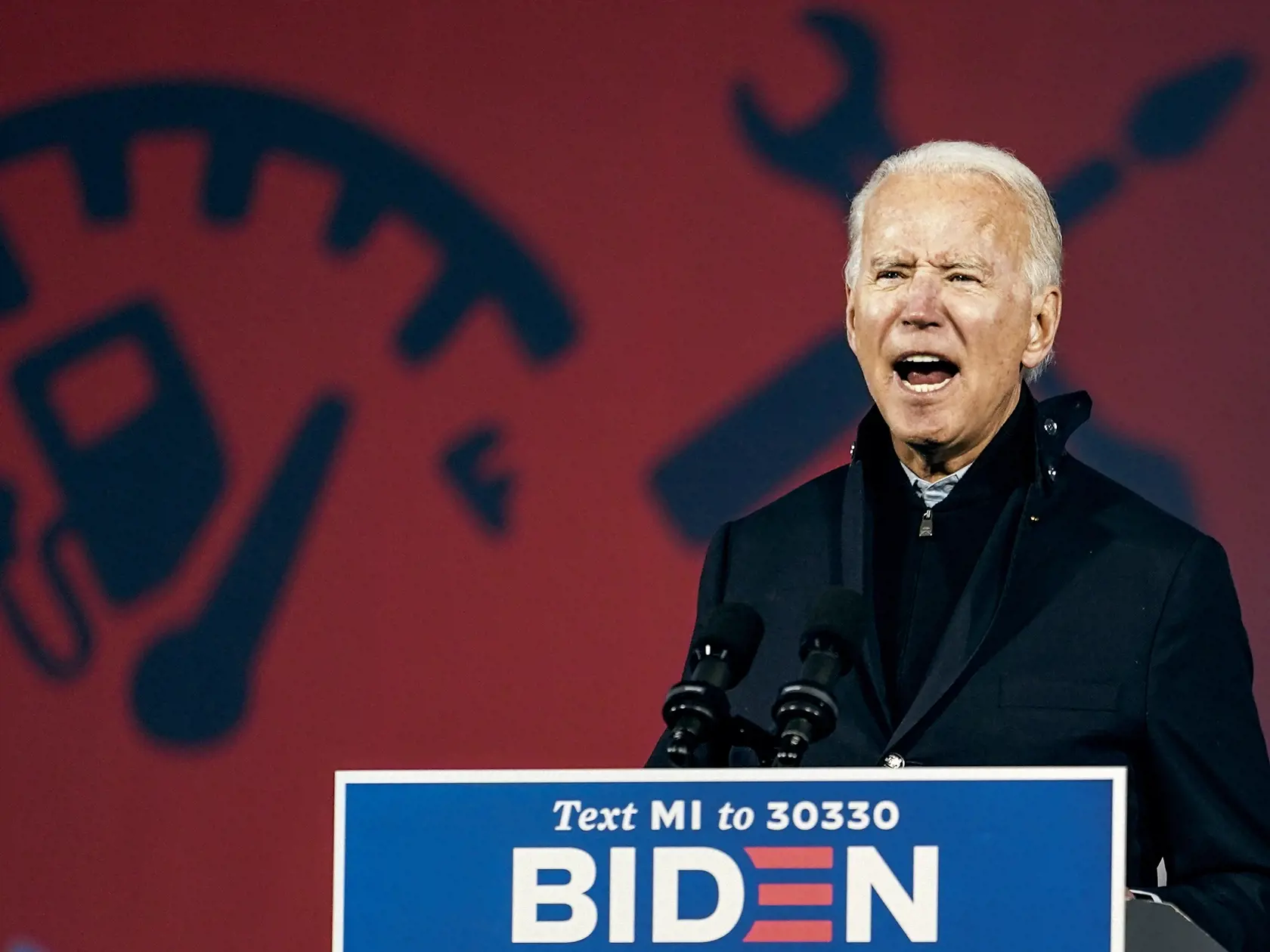 „Učíme sa s tým umierať. Umierame, pretože on nikdy nepovedal, aké je to nebezpečné,“ varuje pred súčasným prezidentom J. Biden.
