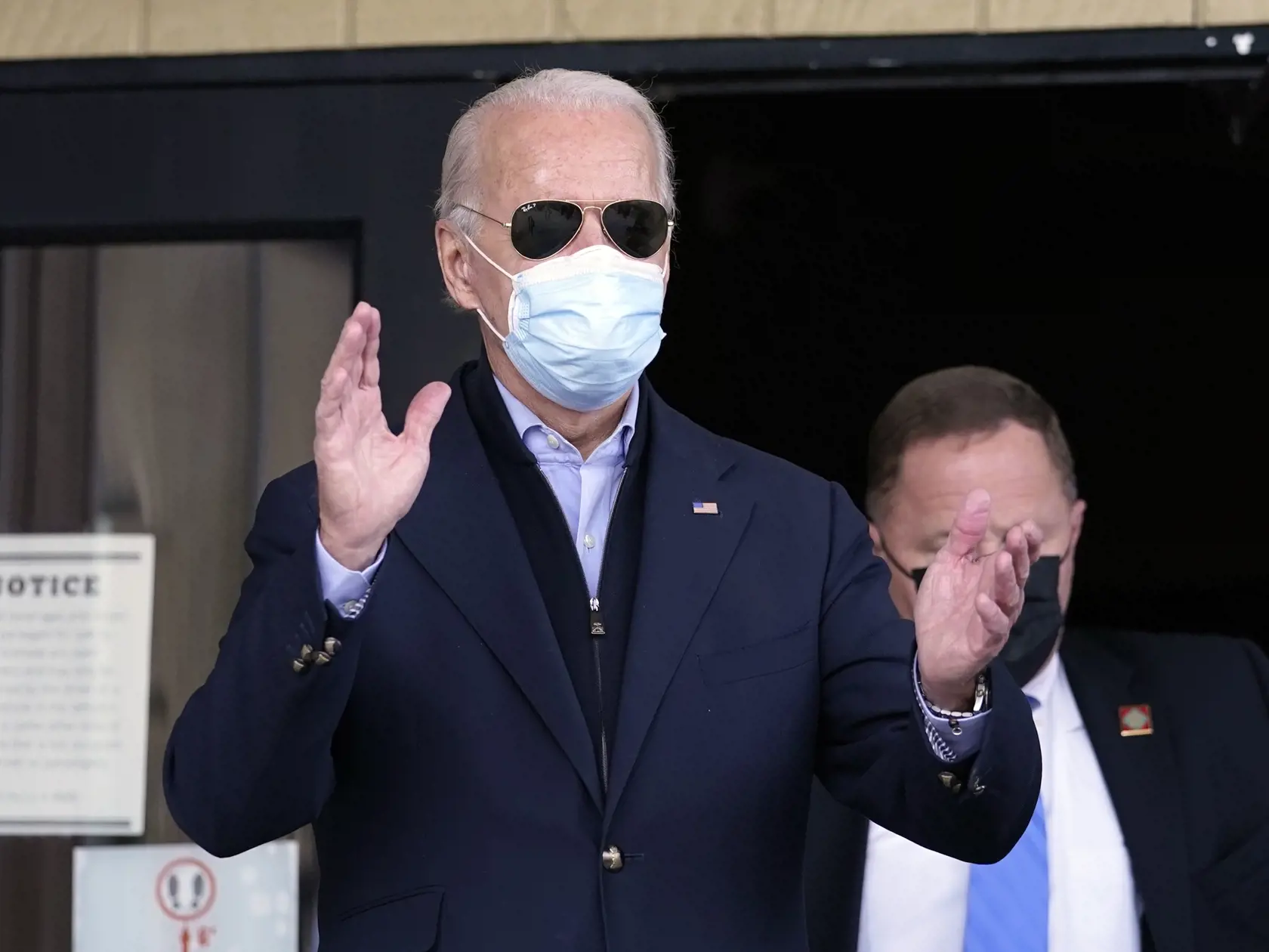EBE 21 Philadelphia - Demokratický kandidát na prezidenta a bývalý viceprezident Joe Biden máva priaznivcom pri odchode z reštaurácie Relish vo Filadelfii, utorok 3. novembra 2020. FOTO TASR/AP