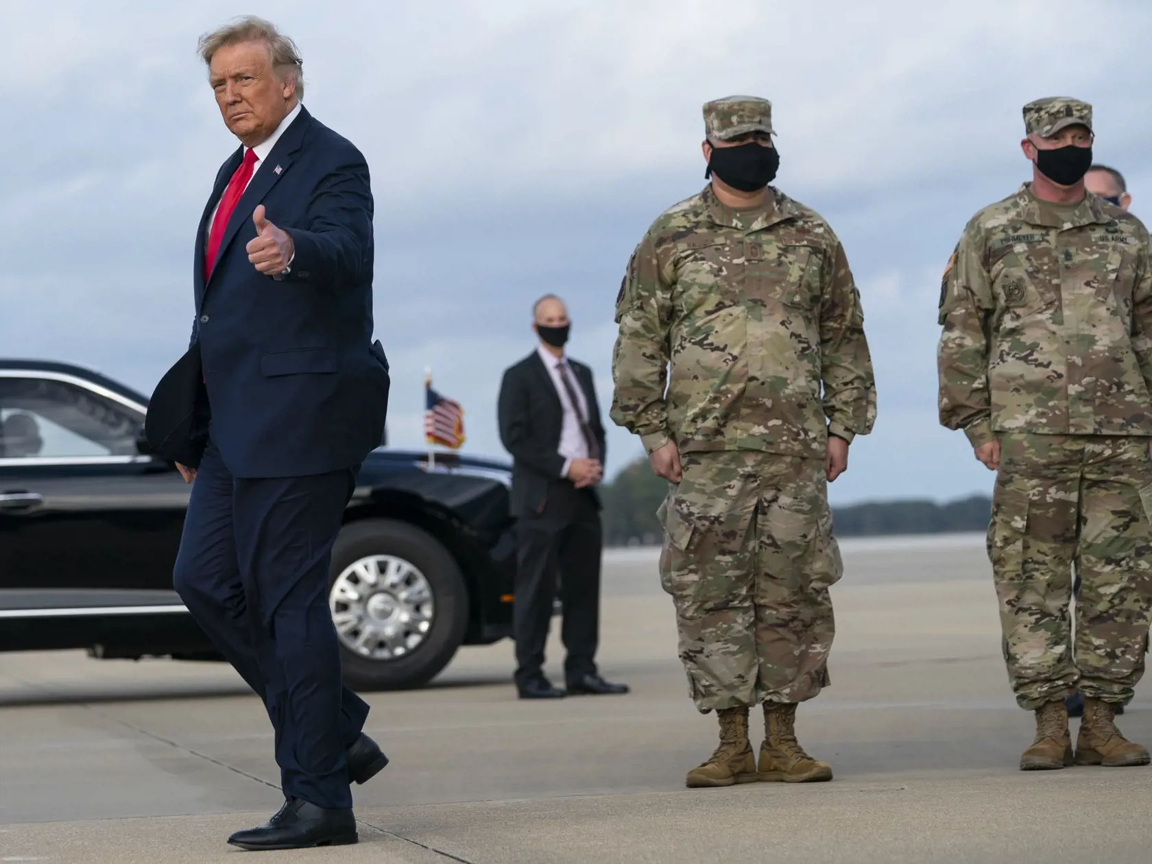KK5 Pope Army Field - Americký prezident Donald Trump ukazuje palec hore po prílete na americkú vojenskú základňu Pope Army Field pred stretnutím s jednotkami na základni Fort Bragg v štáte Severná Karolína 29. októbra 2020. Americký prezident Donald Trump sa vo štvrtok stretol s príslušníkmi špeciálnych síl, ktorí sa podieľali na vlaňajšom zabití vodcu tzv. Islamského štátu (IS) Abú Bakra Baghdádího. FOTO TASR/AP