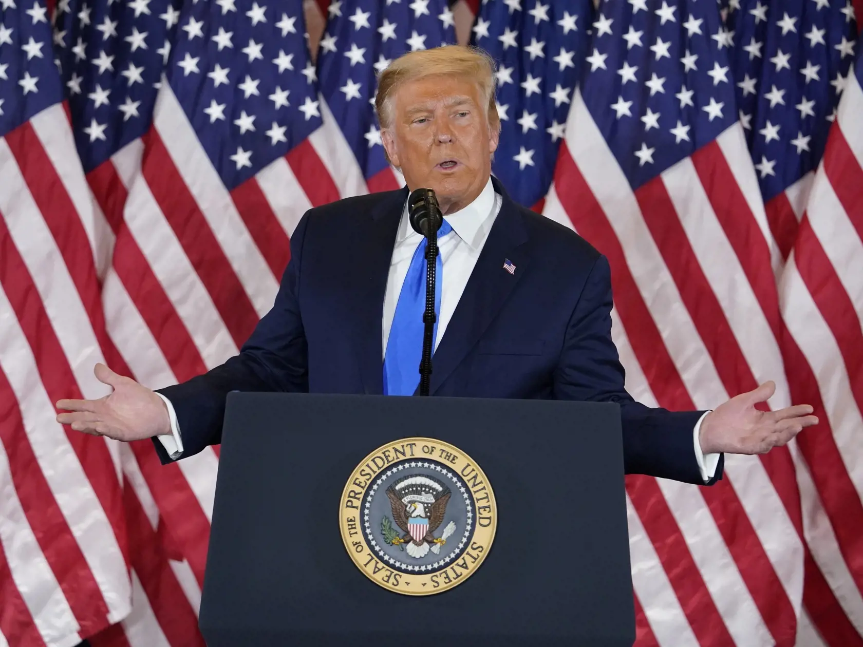 JB 19 Washington - Americký prezident Donald Trump počas prejavu v Bielom dome vo  Washingtone 4. novembra 2020. Šéf Bieleho domu a republikánsky prezidentský kandidát Donald Trump na margo utorňajších volieb vyhlásil, že je pripravený na "veľkú oslavu". FOTO TASR/AP