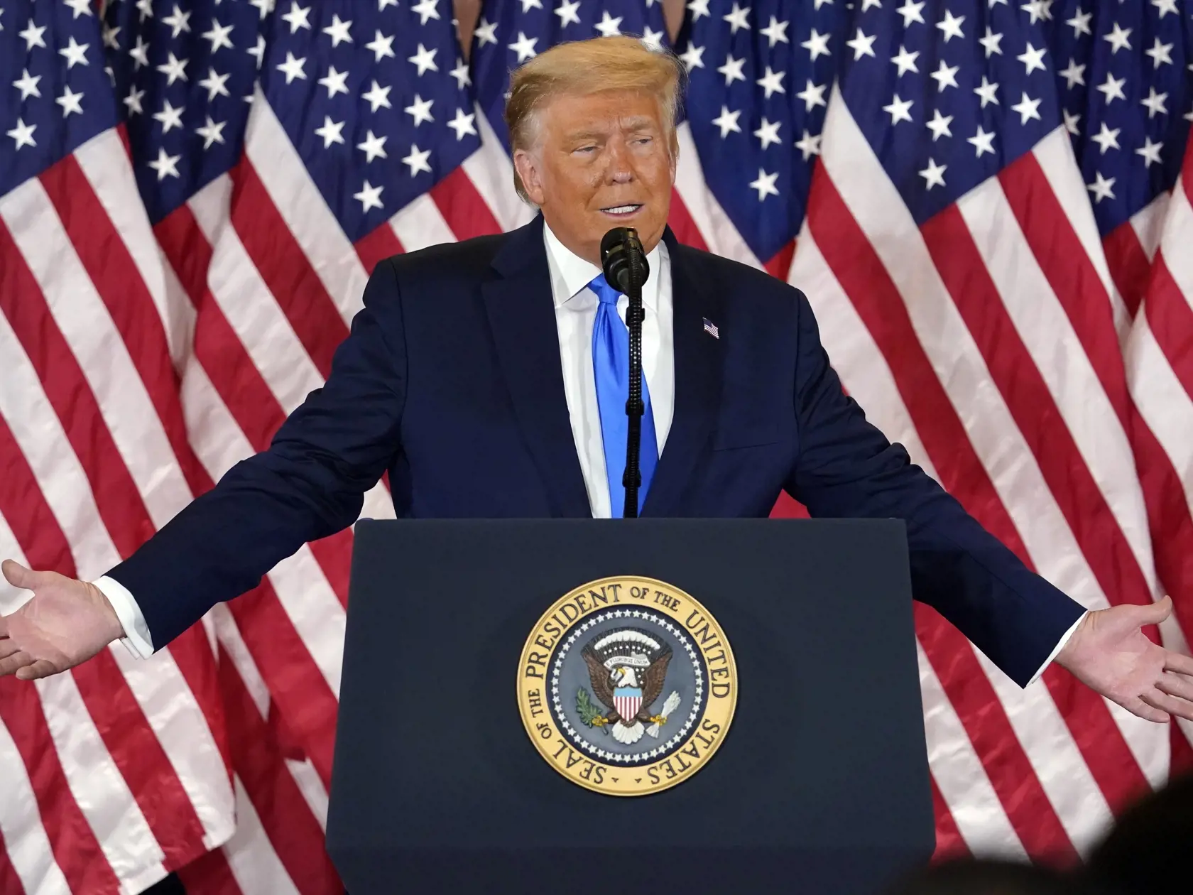 JB 21 Washington - Americký prezident Donald Trump počas prejavu v Bielom dome vo  Washingtone 4. novembra 2020. Šéf Bieleho domu a republikánsky prezidentský kandidát Donald Trump na margo utorňajších volieb vyhlásil, že je pripravený na "veľkú oslavu". FOTO TASR/AP