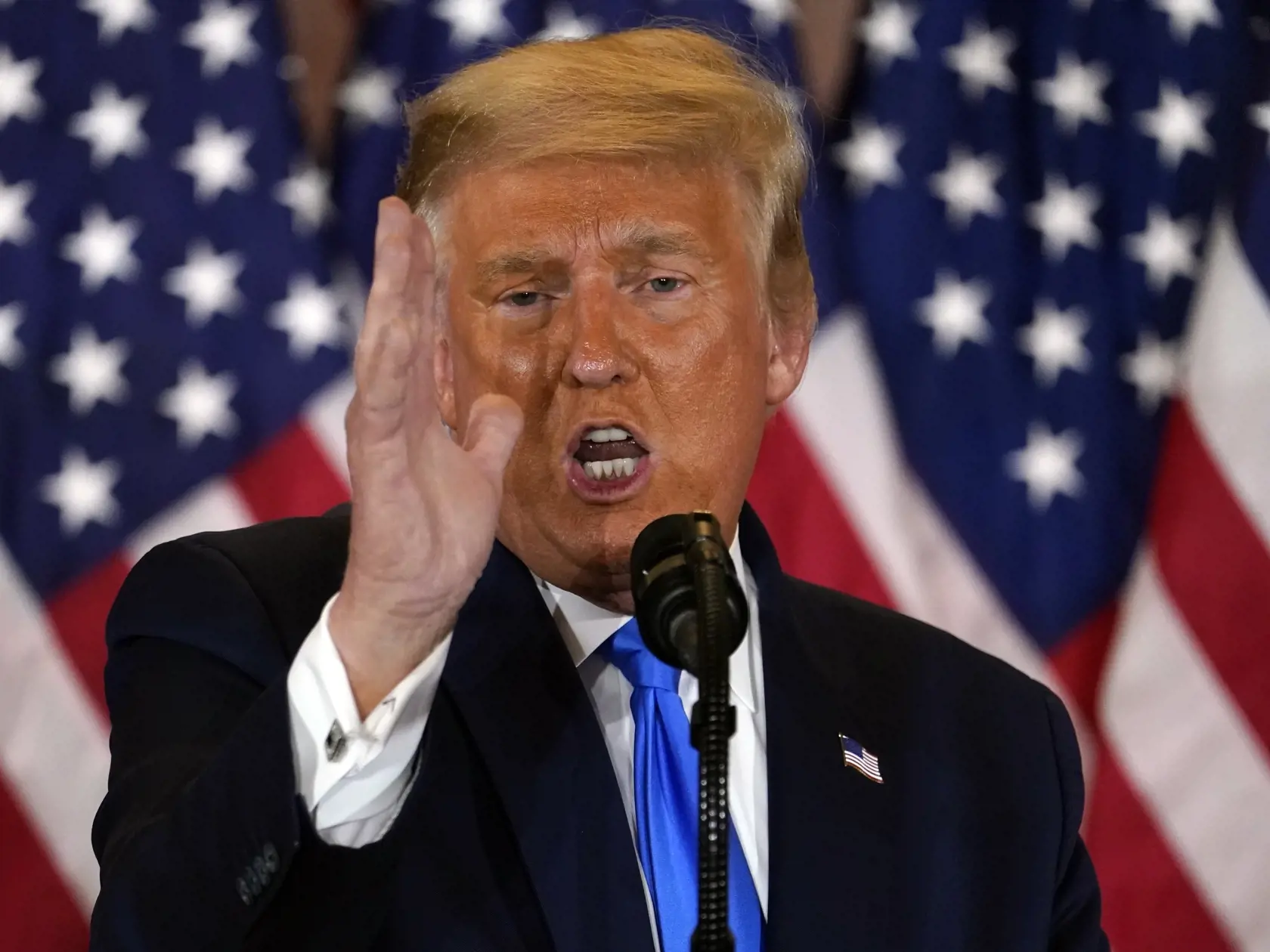 JB 25 Washington - Americký prezident Donald Trump počas prejavu v Bielom dome vo  Washingtone 4. novembra 2020. Šéf Bieleho domu a republikánsky prezidentský kandidát Donald Trump na margo utorňajších volieb vyhlásil, že je pripravený na "veľkú oslavu". FOTO TASR/AP