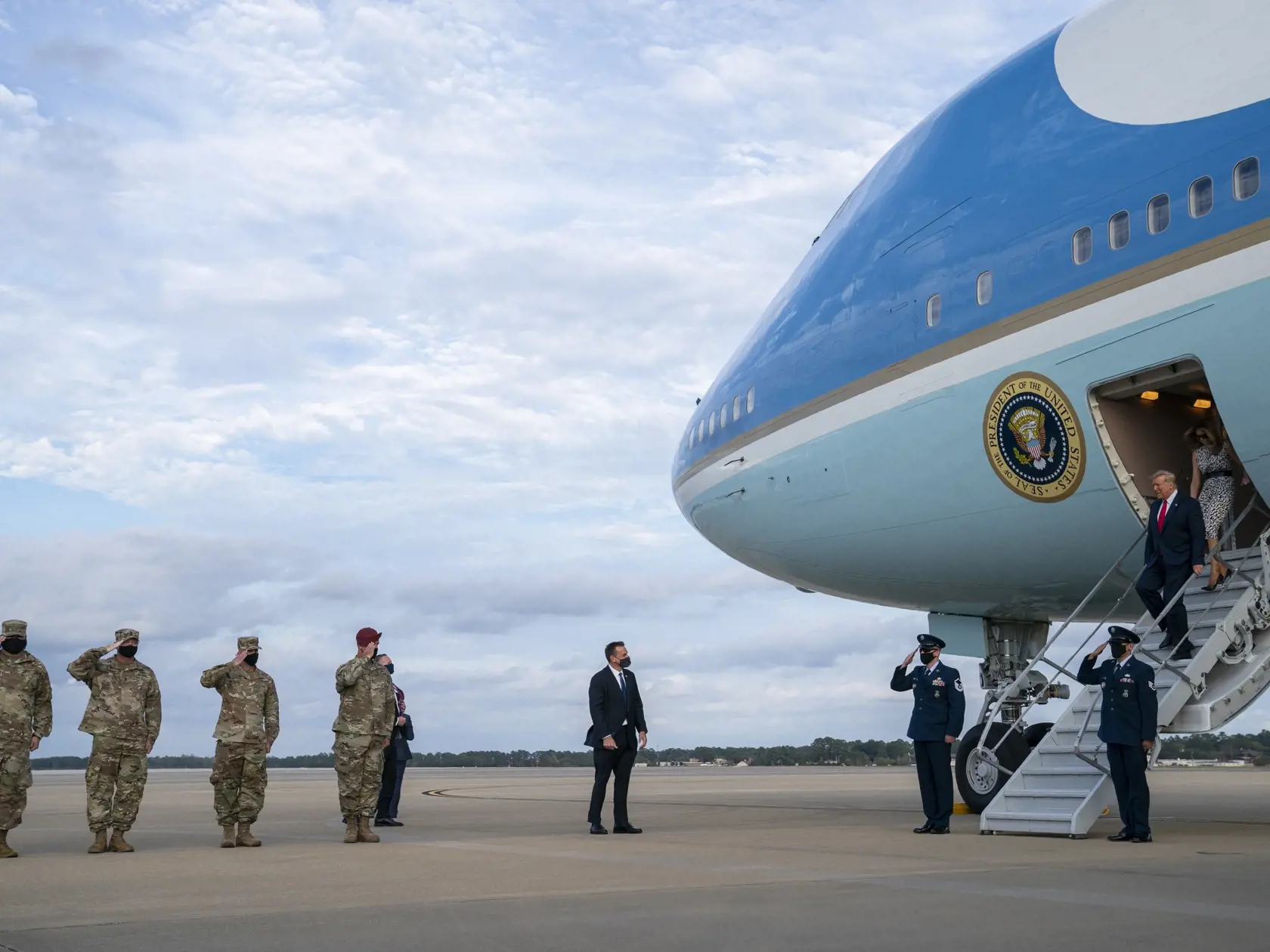 KK4 Pope Army Field - Americký prezident Donald Trump a prvý dáma USA Melania Trumpová po prílete na americkú vojenskú základňu Pope Army Field pred stretnutím s jednotkami na základni Fort Bragg v štáte Severná Karolína 29. októbra 2020. Americký prezident Donald Trump sa vo štvrtok stretol s príslušníkmi špeciálnych síl, ktorí sa podieľali na vlaňajšom zabití vodcu tzv. Islamského štátu (IS) Abú Bakra Baghdádího. FOTO TASR/AP
