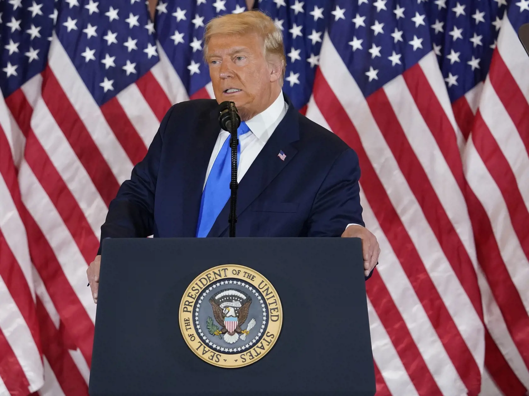JB 20 Washington - Americký prezident Donald Trump počas prejavu v Bielom dome vo  Washingtone 4. novembra 2020. Šéf Bieleho domu a republikánsky prezidentský kandidát Donald Trump na margo utorňajších volieb vyhlásil, že je pripravený na "veľkú oslavu". FOTO TASR/AP