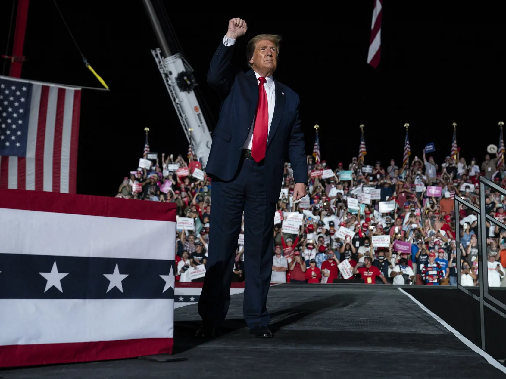 EBE 2 Sanford - Na snímke americký prezident Donald Trump reční počas prezidentskej kampane na Medzinárodnom letisku Orlando Sanford v meste Stanford v noci na 13. októbra 2020. Americký prezident Donald Trump v pondelok vystúpil na predvolebnom zhromaždení v meste Sanford v americkom štáte Florida.  FOTO TASR/AP