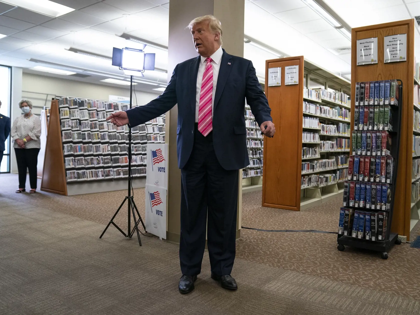 WA 66 West Palm Beach - Americký prezident Donald Trump odpovedá na otázky novinárov po odovzdaní svojho hlasu v rámci predčasného hlasovania v amerických prezidentských voľbách vo floridskom meste West Palm Beach v sobotu 24. októbra 2020. Prezidentské voľby v USA sa budú konať 3. novembra. FOTO TASR/AP