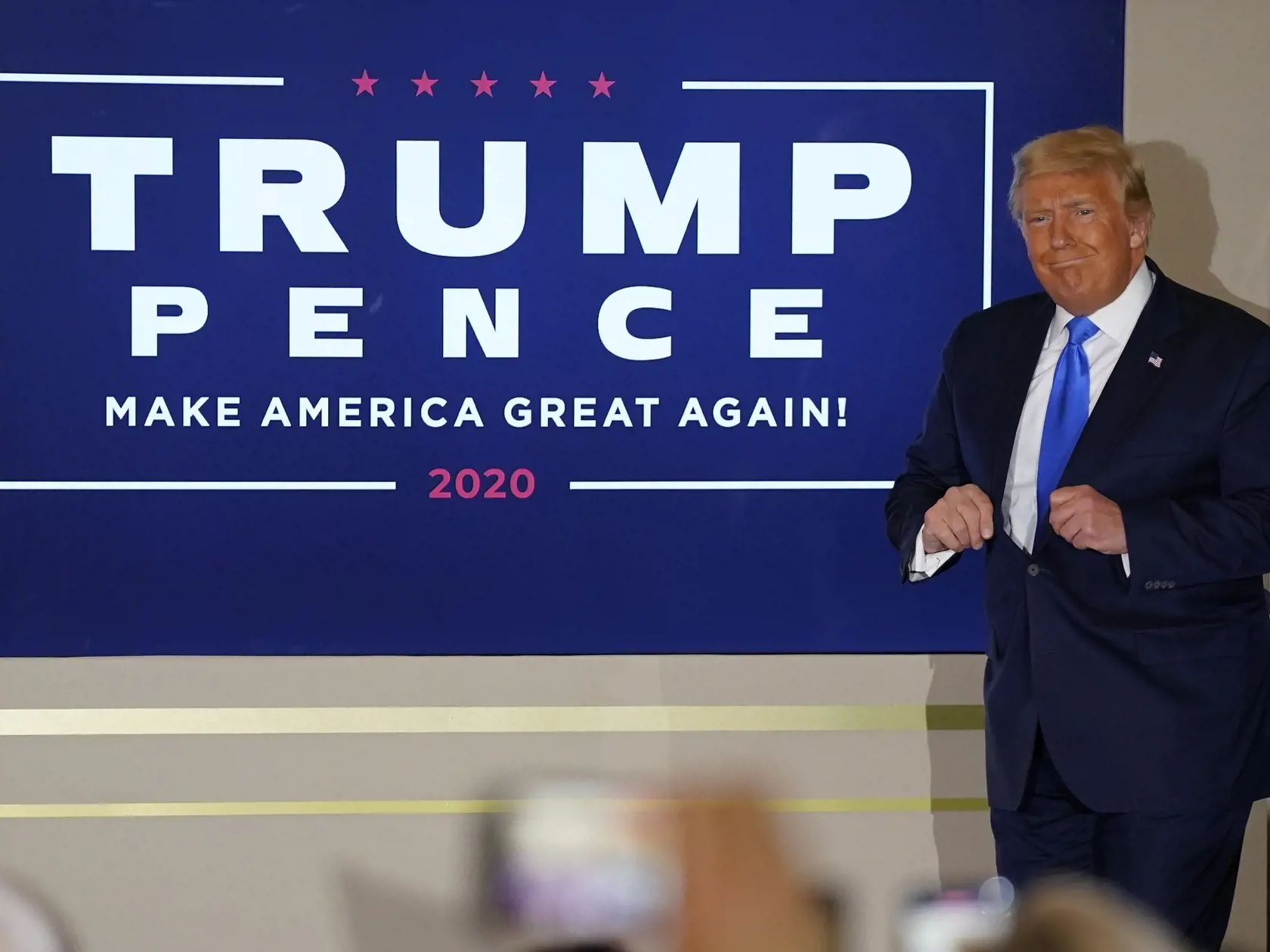 JB 23 Washington - Americký prezident Donald Trump prichádza vystúpiť s prejavom v Bielom dome vo Washingtone 4. novembra 2020. Šéf Bieleho domu a republikánsky prezidentský kandidát Donald Trump na margo utorňajších volieb vyhlásil, že je pripravený na "veľkú oslavu". FOTO TASR/AP