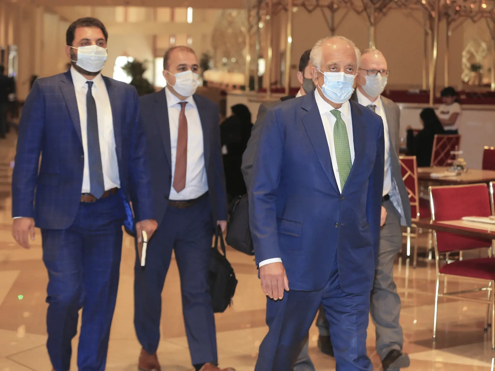 WA 26 Dauha - Americký vyslanec pre Afganistan Zalmay Khalilzad prichádza na rozhovory v katarskej Dauhe 10. augusta 2021. Khalilzad chce vyvíjať tlak na Taliban a dosiahnuť zastavenie jeho ofenzívy, v ktorej rámci sa toto fundamentalistické hnutie zmocnilo už niekoľkých metropol afganských provincií. Americké ministerstvo zahraničných vecí vo svojom vyhlásení z noci na utorok uviedlo, že vyslanec Khalilzad "bude v Dauhe, aby pomohol sformulovať spoločnú medzinárodnú reakciu na rýchlo sa zhoršuj