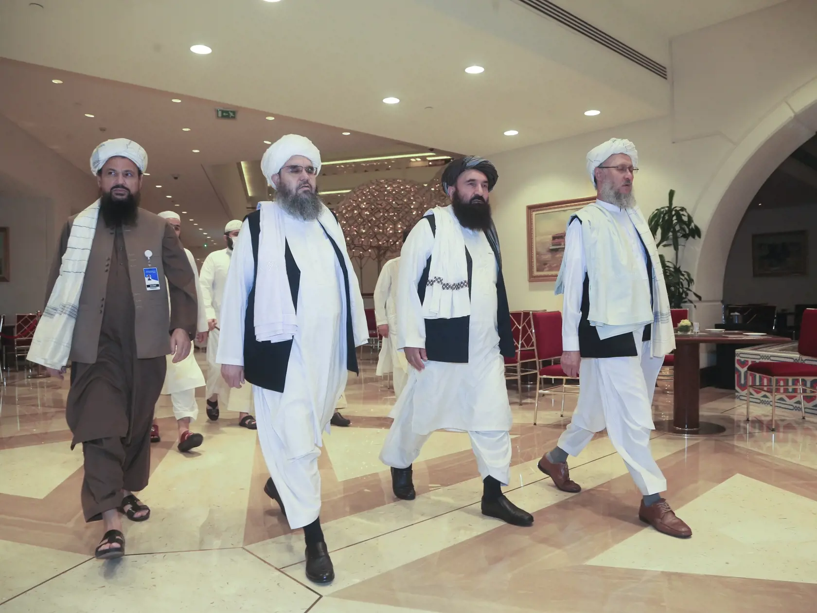 JB 9 Dauhá - Delegácia Talibanu prichádza na Afganské mierové rozhovory v katarskom meste Dauhá 12. augusta 2021. Afganská militantná organizácia Taliban sa vo štvrtok zmocnila mesta Kandahár; metropoly rovnomennej provincie na juhu krajiny. Informovala o tom agentúra AP s odvolaním sa na nemenovaných afganských predstaviteľov. Je to už dvanásta provinčná metropola z celkových 34, ktorú talibovia dobyli v priebehu týždňa. Kandahár je druhým najväčším mestom v krajine. Afganskí predstavitelia uvi