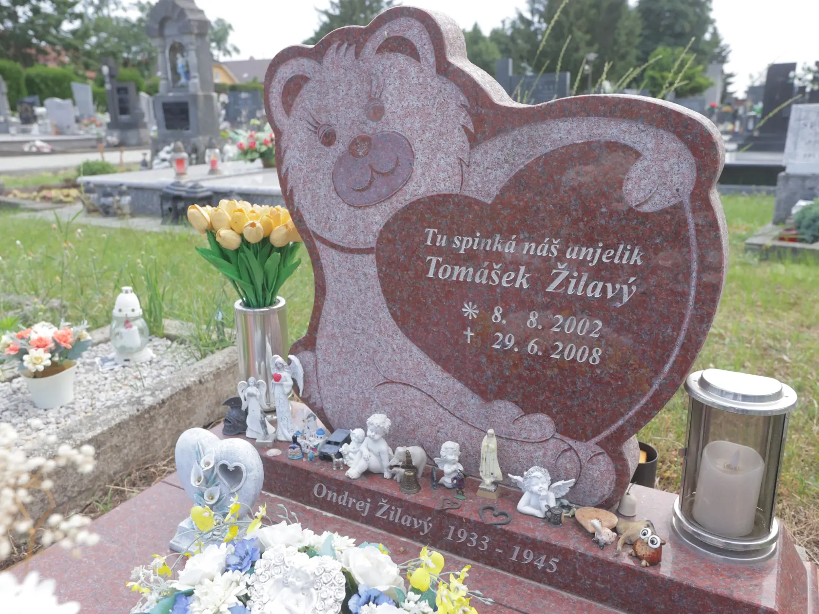 Na snímke hrob Tomáška Žilavého, ktorý je v tvare medvedíka. Život chlapčeka vyhasol pri tragickej nehode v júni 2008 pod kolesami auta niekdajšieho markizáka Rasťa Žitného. Od nehody ubehlo už 16 rokov.