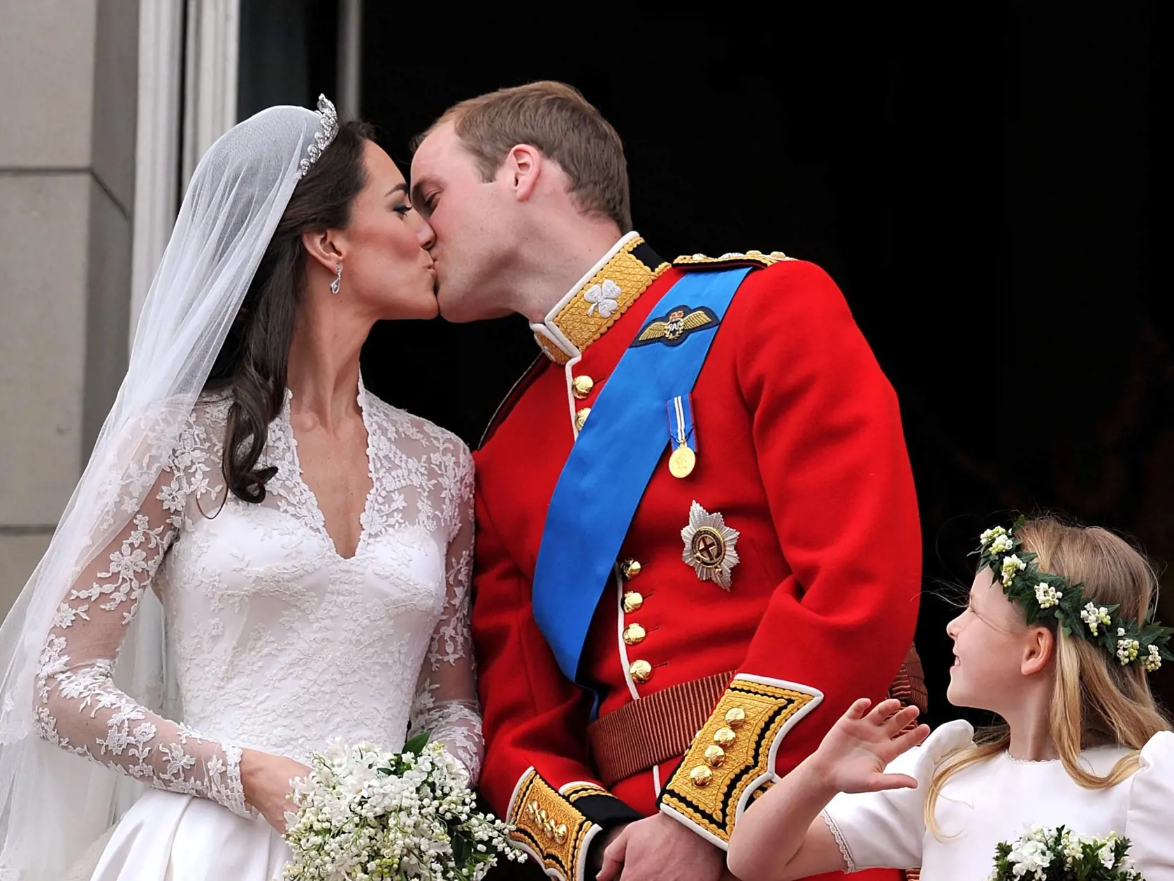 Princ William momentálne so svojou manželkou vychováva tri deti. Dve najstaršie, princ George a princezná Charlotte, už chodia do školy. S výchovou a starostlivosťou o najmladšieho princa Louisa pomáha rodičom kráľovské služobníctvo, vďaka ktorému zvláda Kate rolu matky o čosi ľahšie.