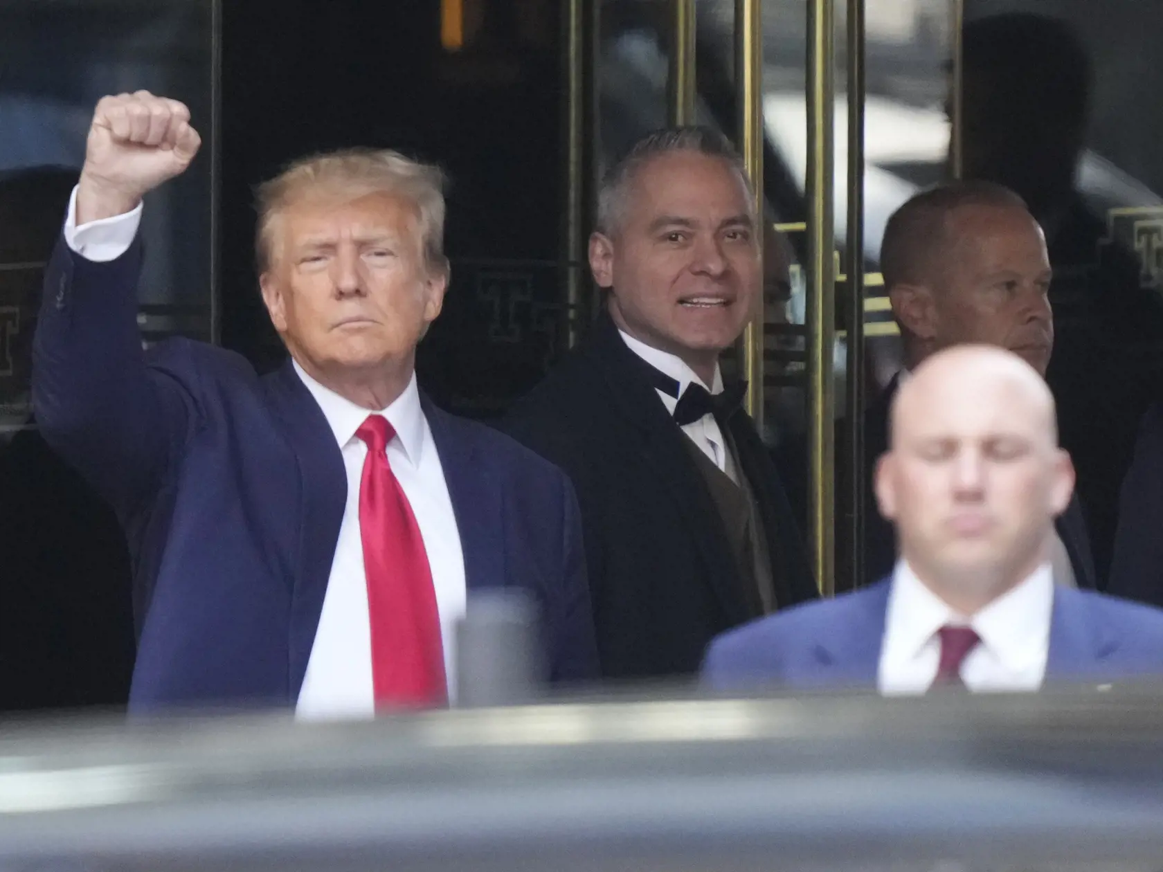 Na snímke bývalý americký prezident Donald Trump odchádza zo svojho sídla do budovy súdu na Manhattane odovzdať odtlačky prstov a biometrické údaje v utorok 4. mája 2023.