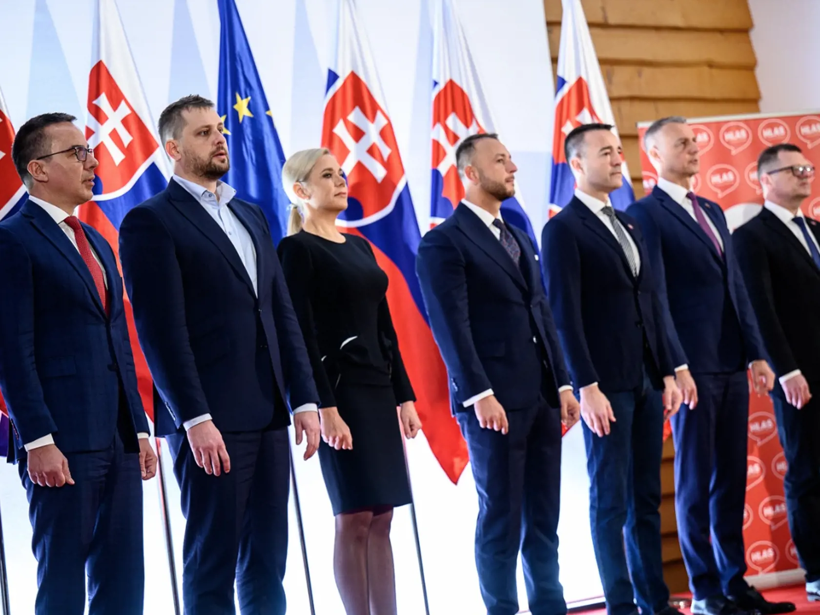 Súdržne sa bok po boku objavili aj stranícky ministri. Erik Tomáš minister práce, Kamil Šaško šéf rezortu zdravotníctva, Denisa Saková ministerka hospodárstva, Matúš Šutaj Eštok minister vnútra, Tomáš Drucker šéf školstva, Richard Raši minister investícií a podpredseda vlády pre plán obnovy Peter Kmec