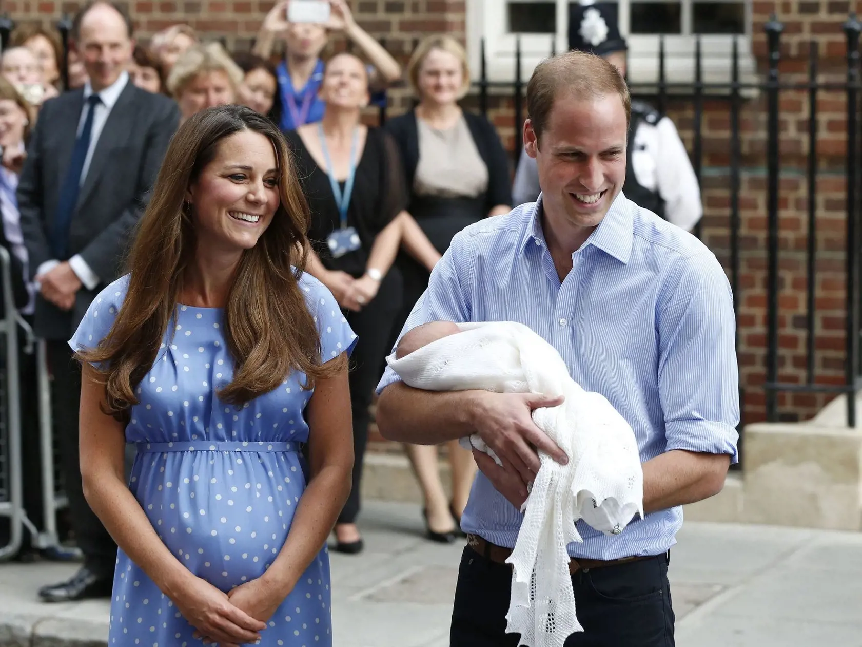 William a Kate vyšli so svojím synčekom pred