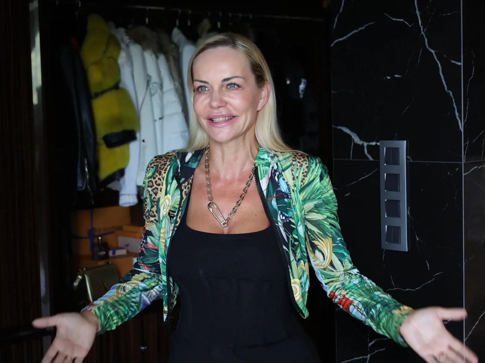 "Ja som veľmi na  kožuchy, tie musia byť. Ochranári zvierat ma za to neznášajú, ale mám aj umelé kožušiny. Som straka, páči sa mi všetko čo je zlaté, najmä kombinácia zlatej a čiernej,” prezradila nám s úsmevom Monika.