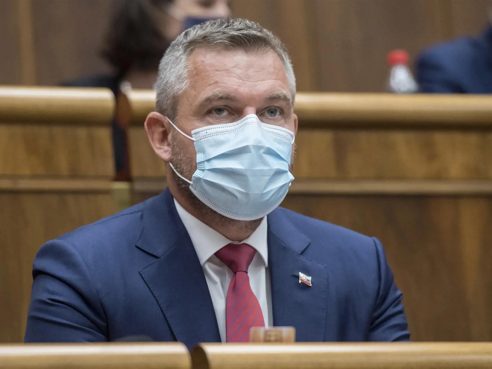 Predseda mimoparlamentnej strany Hlas-SD Peter Pellegrini vyzýva vicepremiérku a ministerku pre investície, regionálny rozvoj a informatizáciu Veroniku Remišovú (Za ľudí), aby zabezpečila prevádzkam aplikáciu na kontrolu covid certifikátov.