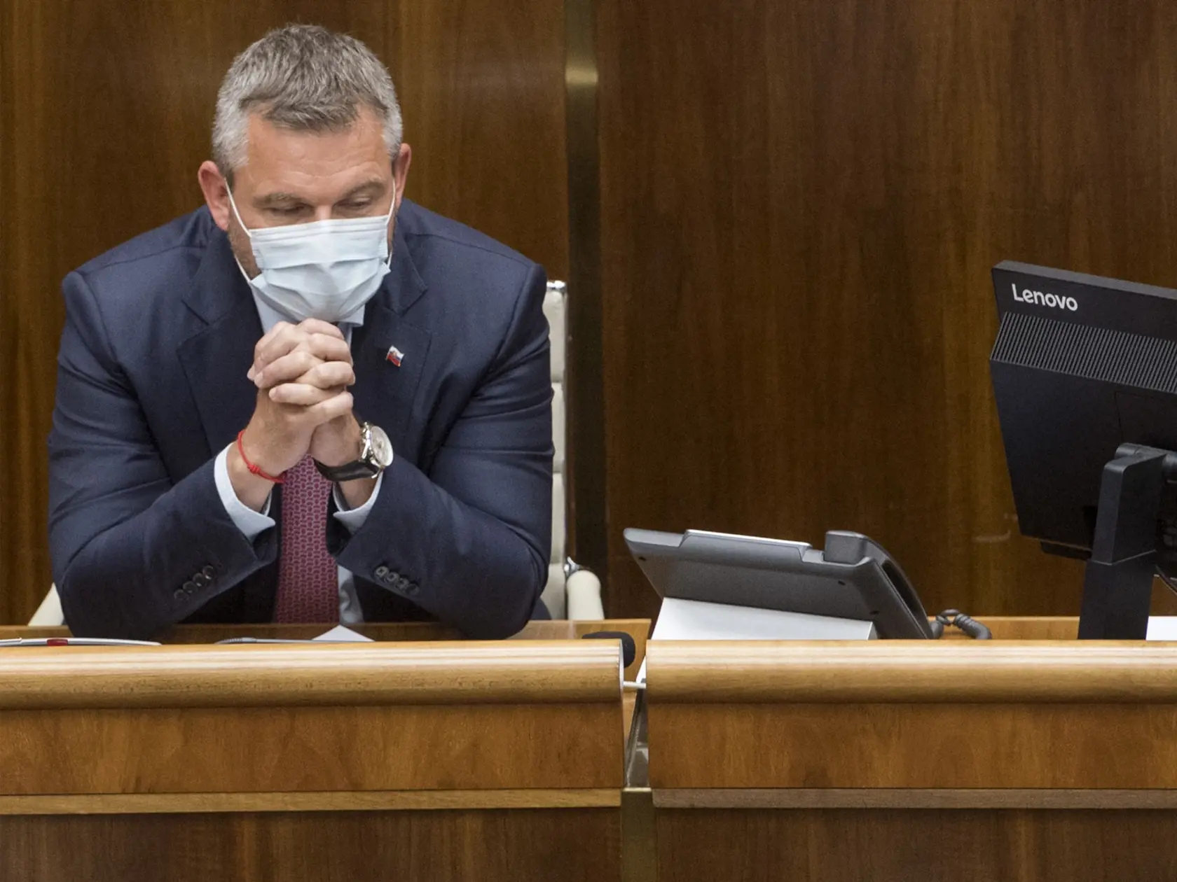 Predseda mimoparlamentnej strany Hlas-SD Peter Pellegrini vyzýva vicepremiérku a ministerku pre investície, regionálny rozvoj a informatizáciu Veroniku Remišovú (Za ľudí), aby zabezpečila prevádzkam aplikáciu na kontrolu COVID certifikátov. Povedal to na stredajšej tlačovej konferencii.