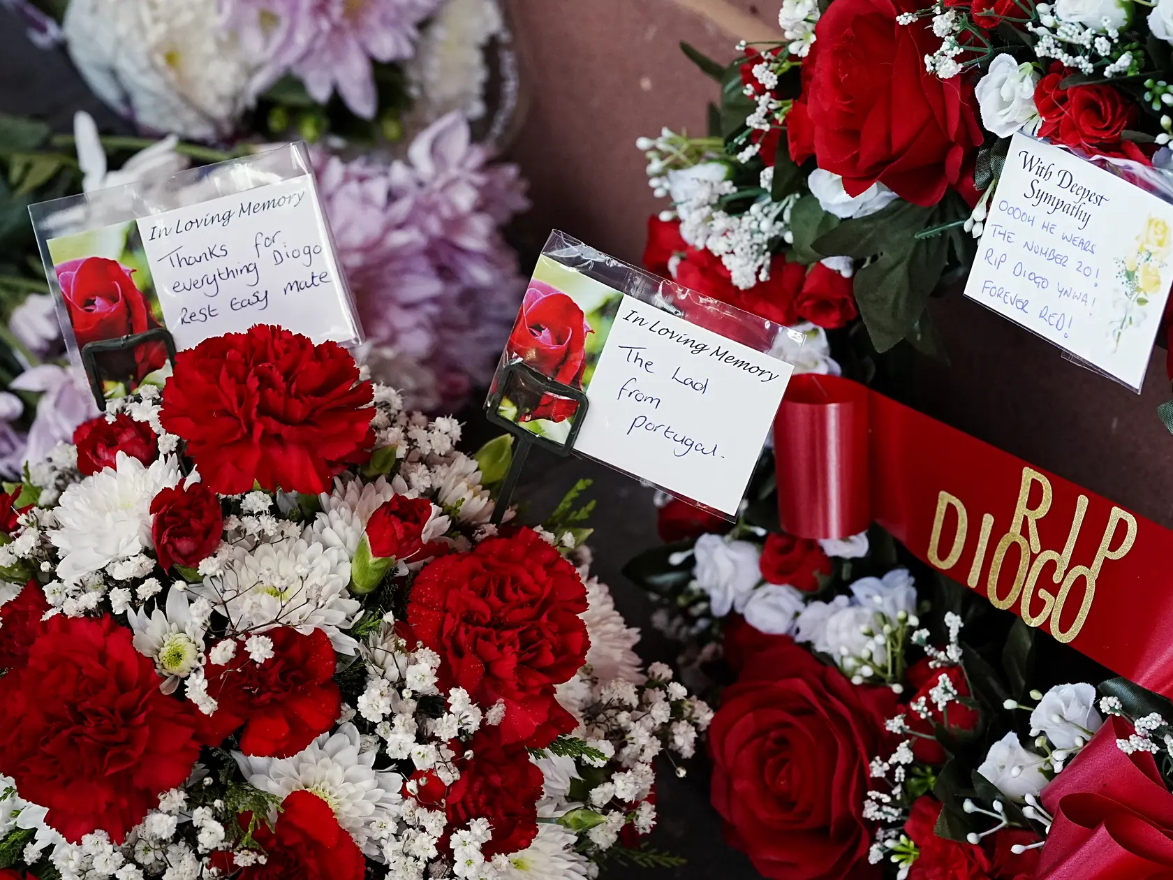 Fanúšikovia Liverpoolu si pri štadióne Anfield Road uctili zosnulého Dioga Jotu.
