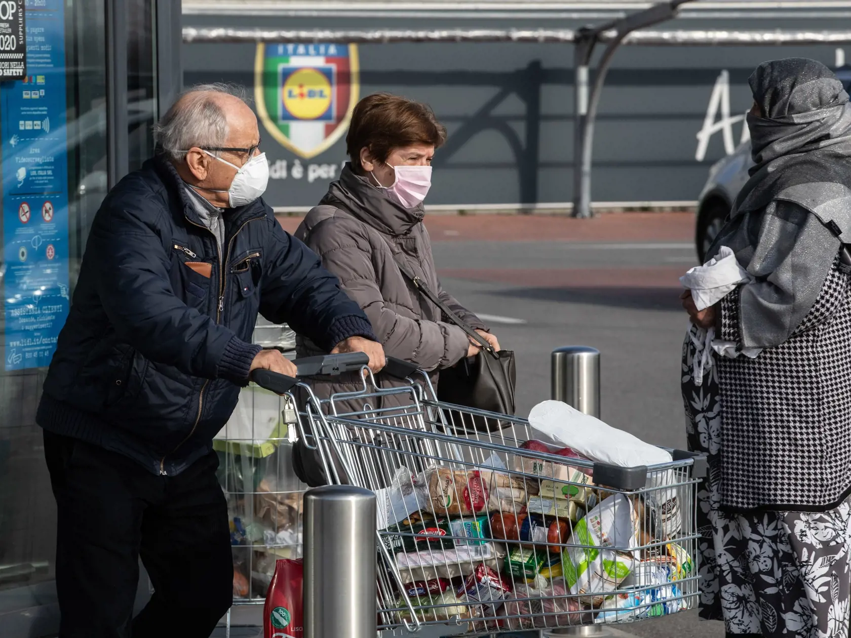 Vírusová situácia v Taliansku: Ľudia sa zásobujú potravinami.